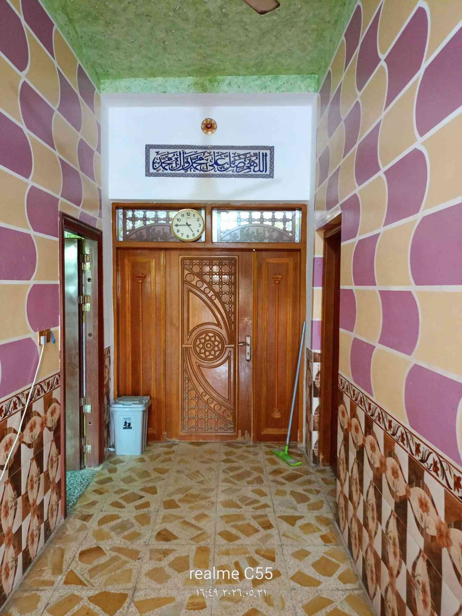 يا الله يارزاق بيت للبيع ماليه المساحة 275 على ساحه يتكون من غرفتين استقبال مطبخ صاله كبيره صحيات داخليه وخاريه وبي محل اسواق شغال كافة الخدمات موجوده ماء كهرباء مجاري تبليط ارصفه مشمول بالطابو ومرقم من البلديه وبي وصل معامله العنوان حي الامام منطقة خويلد قريب من شارع النجف تقريب 100 متر قرب الجامع قريب من الأمام الحمزه السعر 90 وبي مجال للشراي ***********
