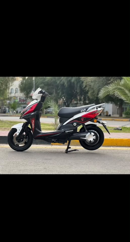 مساء الخير عيني ✨
عندي دراجه سبورت ماكس. اريد ابيعها سعرها 
850 قفل ربع ماينزل لان امانه اخذتها ب 1200 قبل 4 اسابيع الله شاهد. بس اريد ابيعه لانو اهلي مموافقين عليها يكولون سريعه 

الدراجه زلغ واحد مابيها نظيفه كلش كلش 

رقميّ للتواصل *********** 
بس للامانه بس بيها شخط بسيطط بل جاملغ بس وروح جدي
