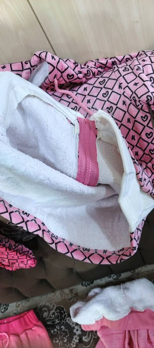 السلام عليكم ملابس بناتي قديفة مخمل سوفت مبطن اربع الوان قياسات من 6 الى 14 درزن 4 قطع عندي 3 شليف ابيع شلعة ما ابيع قطع او درازن للتواصل  واتساب او اتصال (***********)

