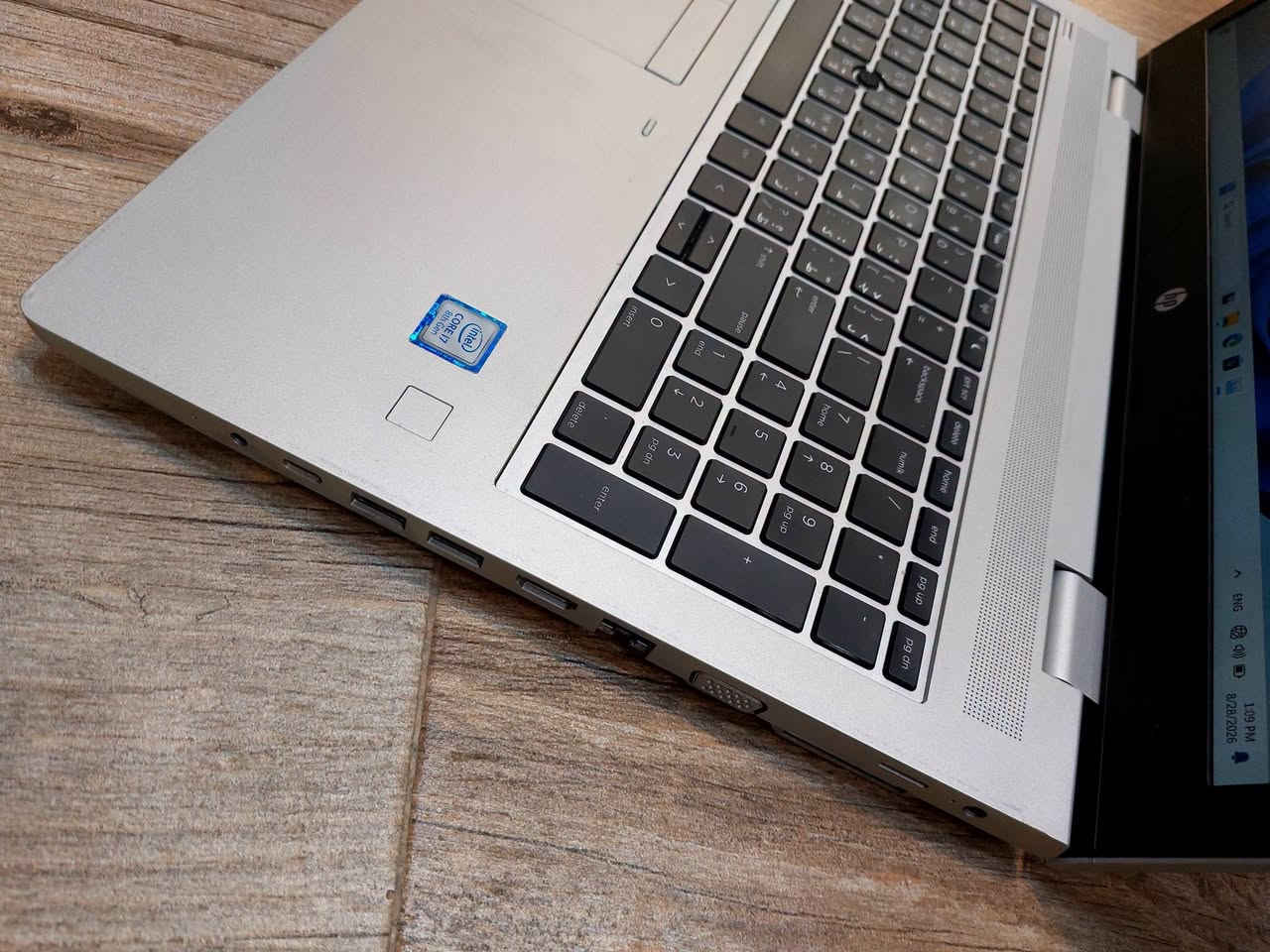 لابتوب HP موديل مميز مواصفات ممتازة شاشة  بحجم كبير 15.6" معالج اقتصادي Ci7 جيل الثامن 
السعر ٢٩٠الف_عراقي فقط شامل الحقيبة والتوصيل 

Hp probook 650 G5 Ci7 جيل ثامن 
Cpu Core i7-8665U 
RAM 8gb ddr4 قابل للتطوير 
Hard 256GB nvme قابل للتطوير 
15.6 screen 1920x1080 FHD 
DVD wr مشغل أقراص 💿 
GPU intel 4GB 
Back-light Ar-En ضوئي 
Charger dell 65w شاحن اصلي
للحجز والاستفسار التواصل مع الرقم ***********
العنوان بغداد شارع الصناعة مجمع الرياش مكتب 
المخزن الفرعي موصل حي الزهور
