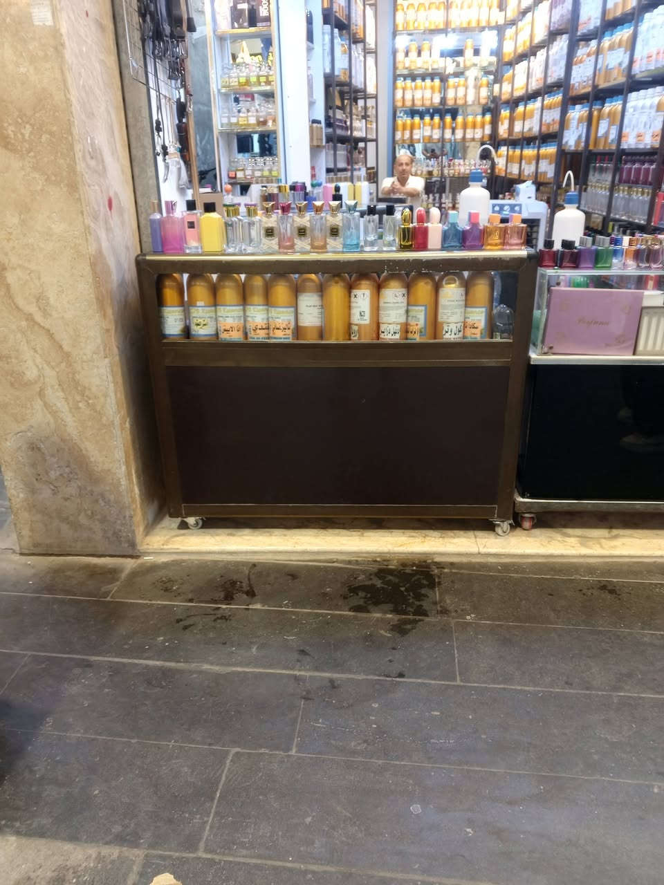 سلام عليكم عندي محل بكربلاء رح اغير ديكور وميوزة 4متحركات نضيفات في كربلاء شكد يفيدنك كول
