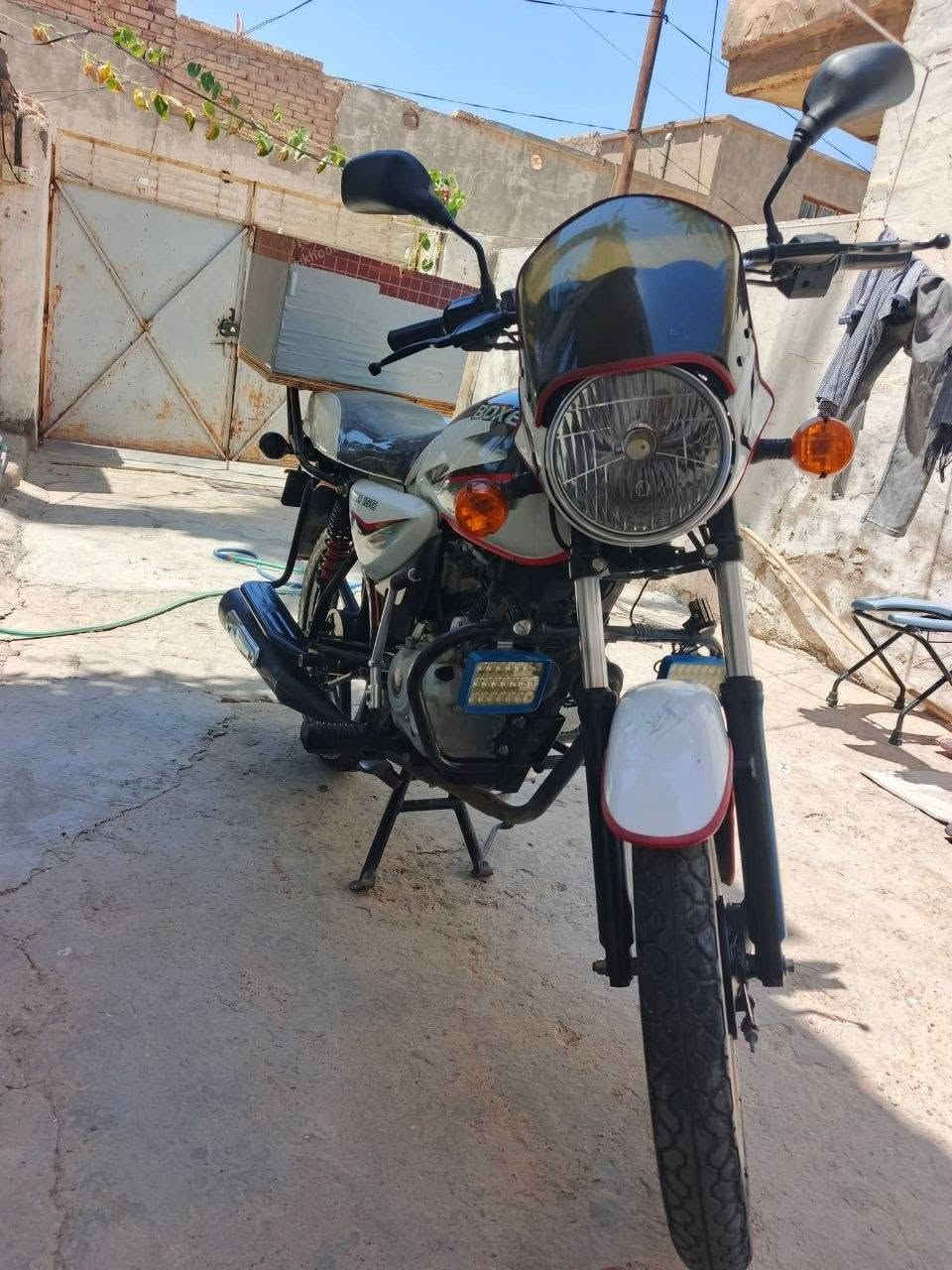 بوكسر موديل 2019شهر 12يوم29محسوب عل 20دراجة حيل حيل نضيفه مال بيت ما مشتغله توصيل ابد ماشية 27الف اوراق اصولي شرط ترقيم دراجة كلها بلادية ما مبدل بيها اي شي مفتوحه بس بوشة بلادية بدلت ولفات وبستم فقط لا تنقيص ولا تبخير مابيها اي نقص كلها شغاله كهربائيات كيج بانزين عداد سرعة  تخم تاير جبلي بيها مكاني ديالى بعقوبه *********** سعر 950وبيها مجال شي بسيط
