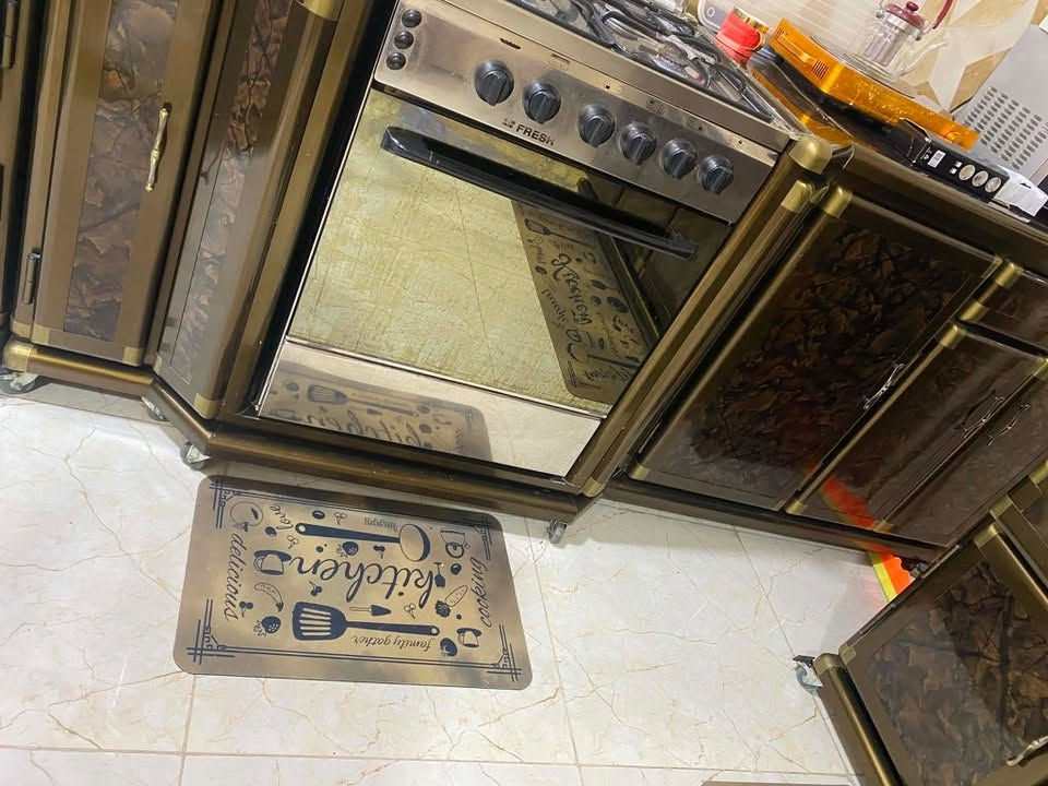 السلام عليكم كاونتر ألمنيوم  ثقيل للبيع  بدون طباخ مستعمل اخو الجديد القياس ٤ امتار ونص السعر ٤٥٠ وبي مجال للاستفسار الاتصال عالرقم ***********
