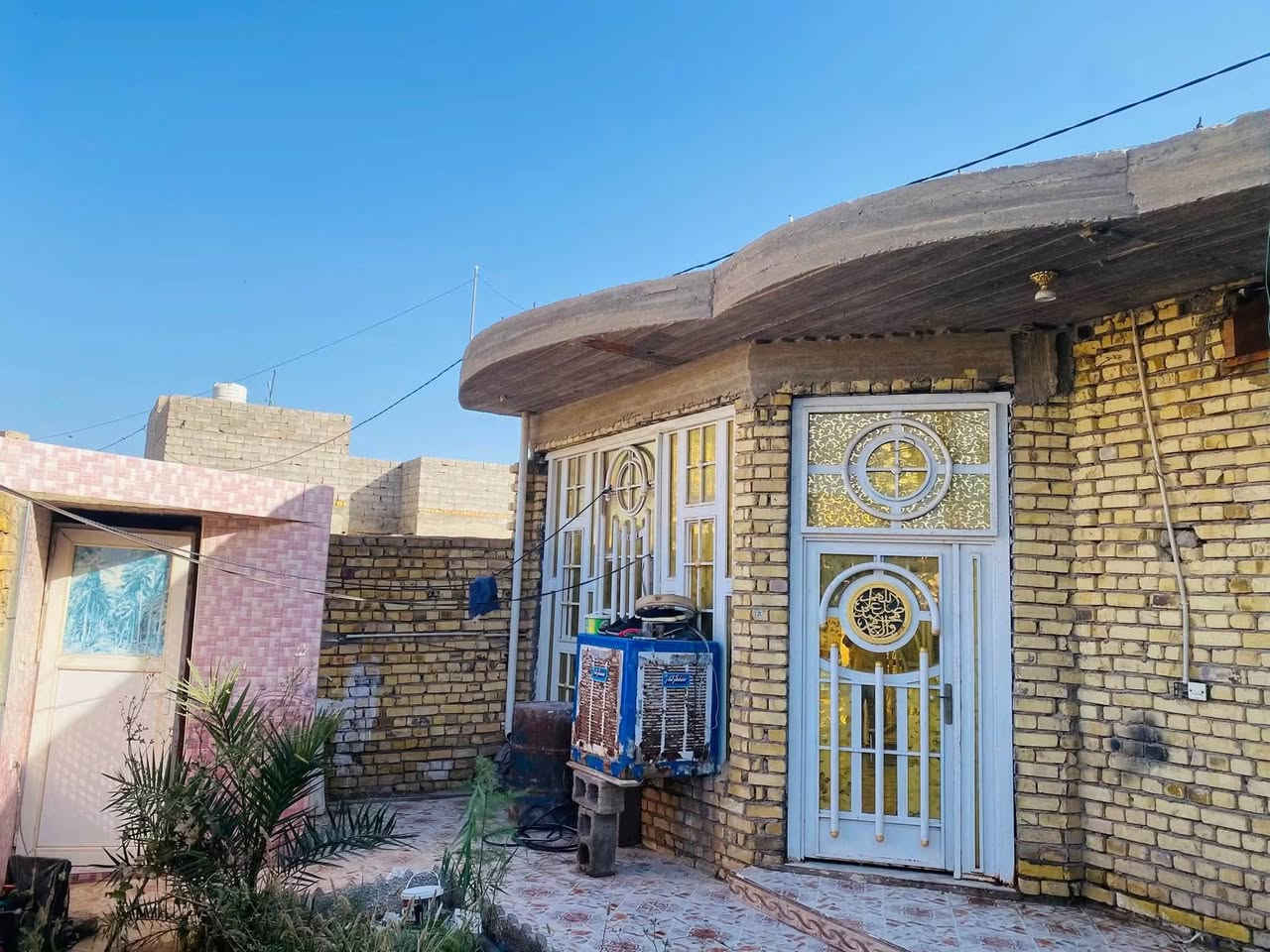 دار للبيع كوت حي الحكيم شارع بيت عطوف قريب ع شارع العماره مساحه 230متر بناء طابوك سكف صب مرقم من قبل قسم بلدي حي الحكيم خدمات ماء كهرباء مدارس مجاري البيت يحتوي على 
غرفتين نوم+صاله+مطبخ+استقبال+مجمع صحيات داخليه وخارجيه +كراج+حديقه سعر البيت 55 وقابل للتفاوض ،البيت بأسمي للاتصال واستفسار ***********
