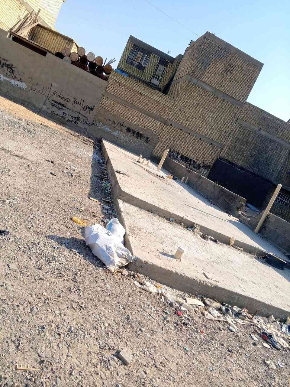 السلام عليكم قطعه ارض 100م واجها 5 ونزال 23 زراعي سند 25 حاليا بس مكاتبة وكل اوراقها الاصولية عندي عنوانها البلديات الضباط الاولى وهاذة رقمي ***********

