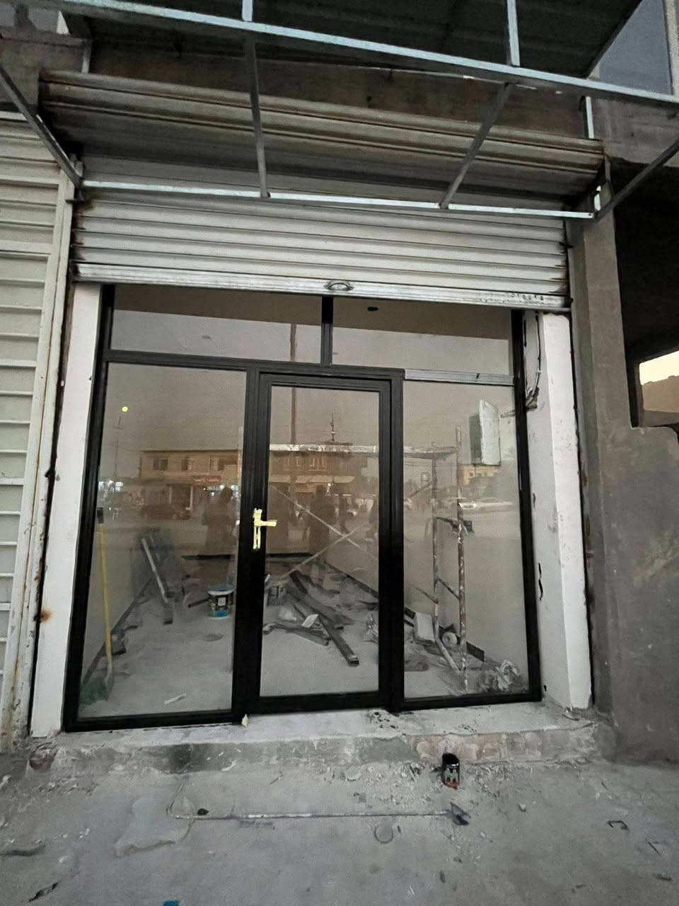 مستعدون تركيب الزجاج والمرايه وشد البيوت والدوائر الحكومية وباسعار مناسبه العنوان شارع البوسبتي قرب مصرف للمحاويل للاستفسار الاتصال علي الارقام التاليه@***********//***********
