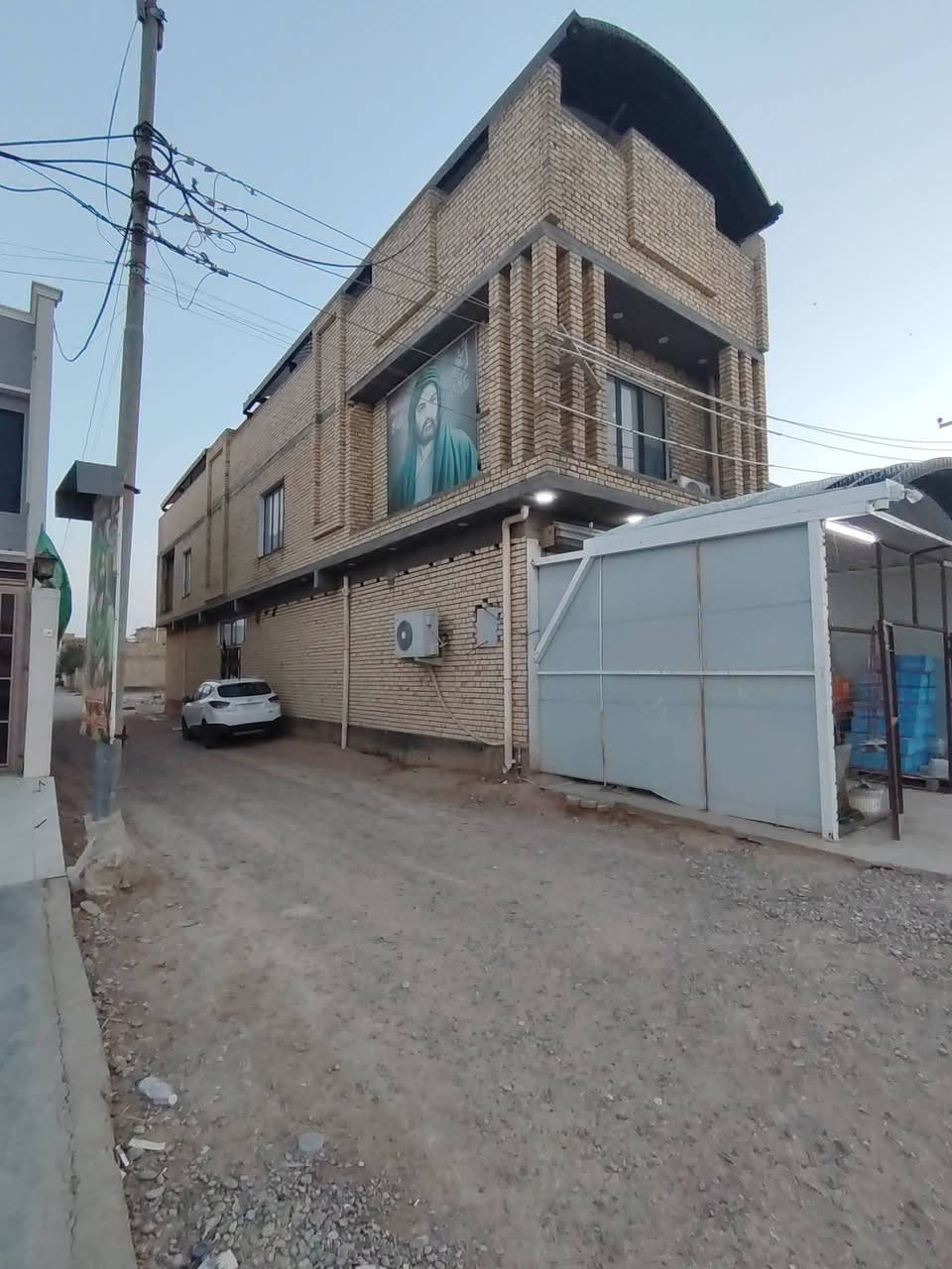 السلام عليكم بيت مع محل للبيع مساحة132متر ركن بناء 2025 قرب جامعة الامام الصادق عليه السلام للاستفسار الاتصال على صاحب الدار ***********
