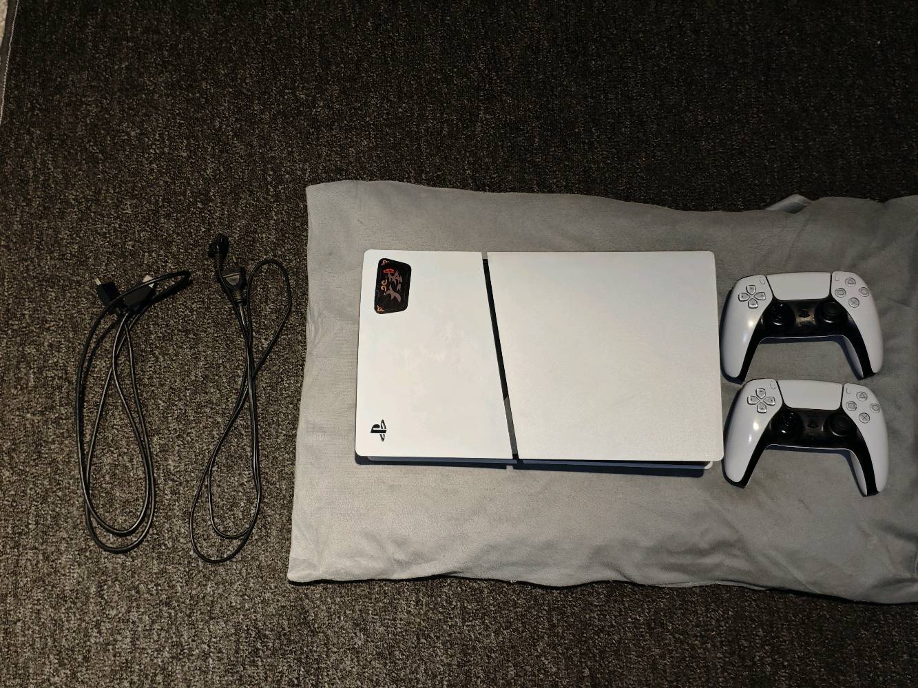 PlayStation 5 Slim (نسخة أقراص/دسك)
مدة الاستخدام: سنة وشهران
حالة الجهاز: نظيف جداً، خالي من العيوب، وغير مفتوح نهائياً (ختم المصنع الأصلي موجود)
التخزين: 1 تيرابايت SSD
العلبة والضمان: بدون كرتونة وبدون ضمان
الملحقات:
عدد 2 يد تحكم أصلية (فيهن دريفت خفيف جداً والشحن ممتاز)
واير HD الأصلي + واير الطاقة الأصلي
السعر: 800,000 دينار عراقي (قابل للتفاوض البسيط)
الموقع: مدينة الصدر - قطاع 43 (لا يتوفر توصيل)