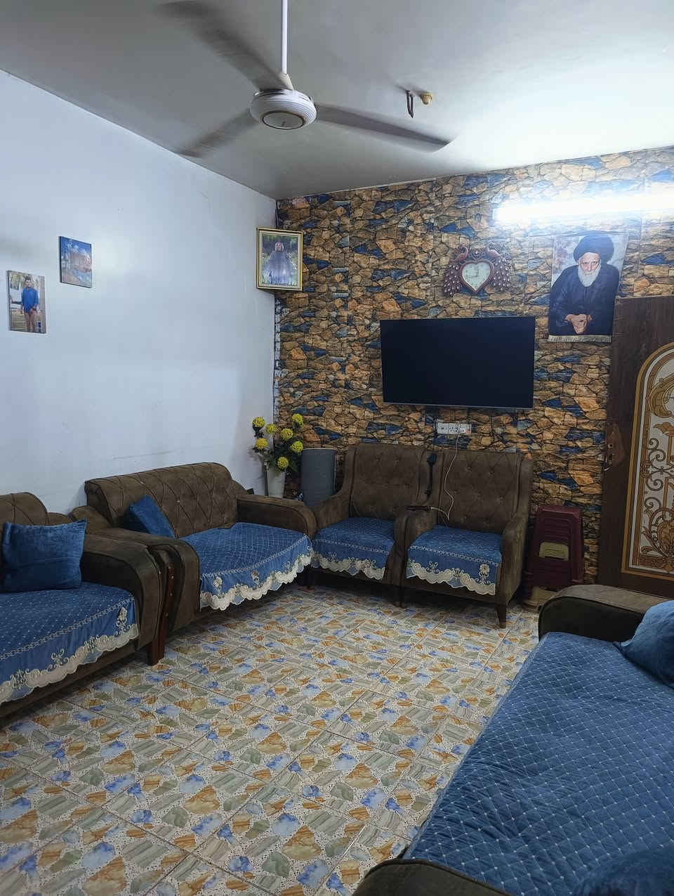 السلام عليكم ورحمه الله بيت للبيع طابق ونصف
المساحة 100 متر مربع
الواجها 10*10
يحتوي على استقبال وغرفة و حمام و مطبخ حراري 
ملاحظة الصالة مفتوحه على المطبخ
الطابق الثاني يحتوي على غرفه و مخزن
وكذلك بجوار البيت اسواق تباع مع المنزل 8*4 شغالة والله الحمد مؤثثة وكاملة مع قطعة أرض بجوار الاسواق تشجير قرابة 50 متر المنزل ركن على شارعين
العنوان خلف السدة 
للاستفسار اكثر الاتصال على الرقم ***********
أو على الخاص
