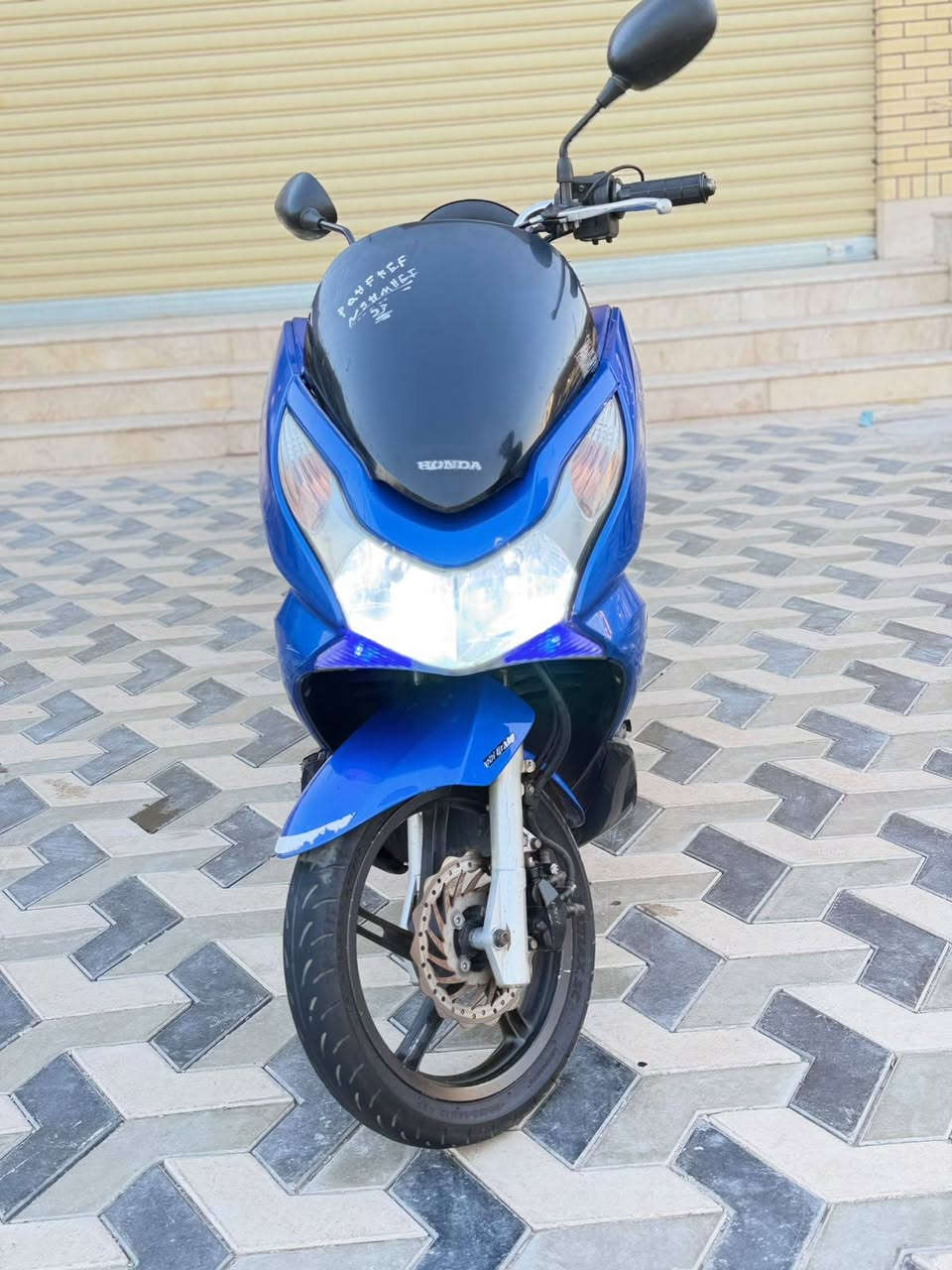 السلام عليكم اللبيع دراجه pcx جيل لاول ماشيه 35 الف دراجه ماخذها رمبه  الدراجه وعلى  ايدي حجم المكينه 125 ياباني الاصلي دراجه كامله استان كهرباءي  حساس ازدحام  الدراجه جديده واحلا من الصور  مال جناي الدراجه مكفوله  اي نقص مابيه  السعر مليون 300 وبيه مجال مكان بغداد  الدوره حي الصحه  الرقم  ***********
