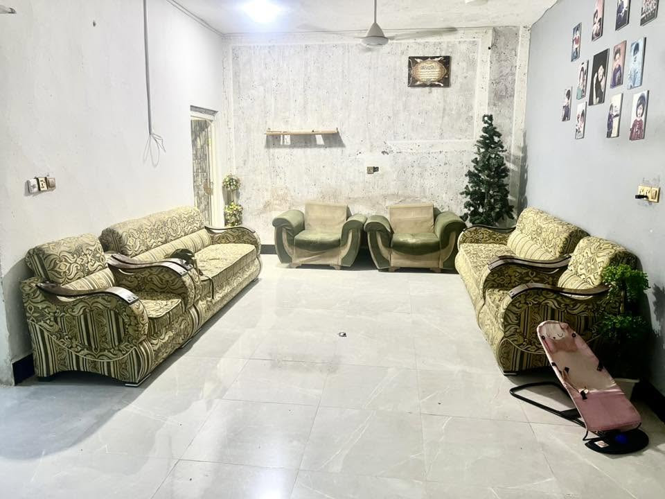 البيضاء قريب على السدة
مساحة البيت 250 م
طرمه +حديقة
استقبال 
مطبخ 
هول 
غرفتين نوم
صحيات داخل وخارج 
للاستفسار ***********
