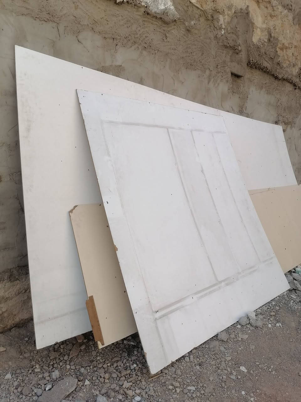 متاح رفوف مال محل موبايل ويه ميز عدد 2 ويه طبقات حايط بي قياس ٣امتارويه اخشاب عدد ٤٠ قطعة شلع ويه ٦٠ الف ***********
