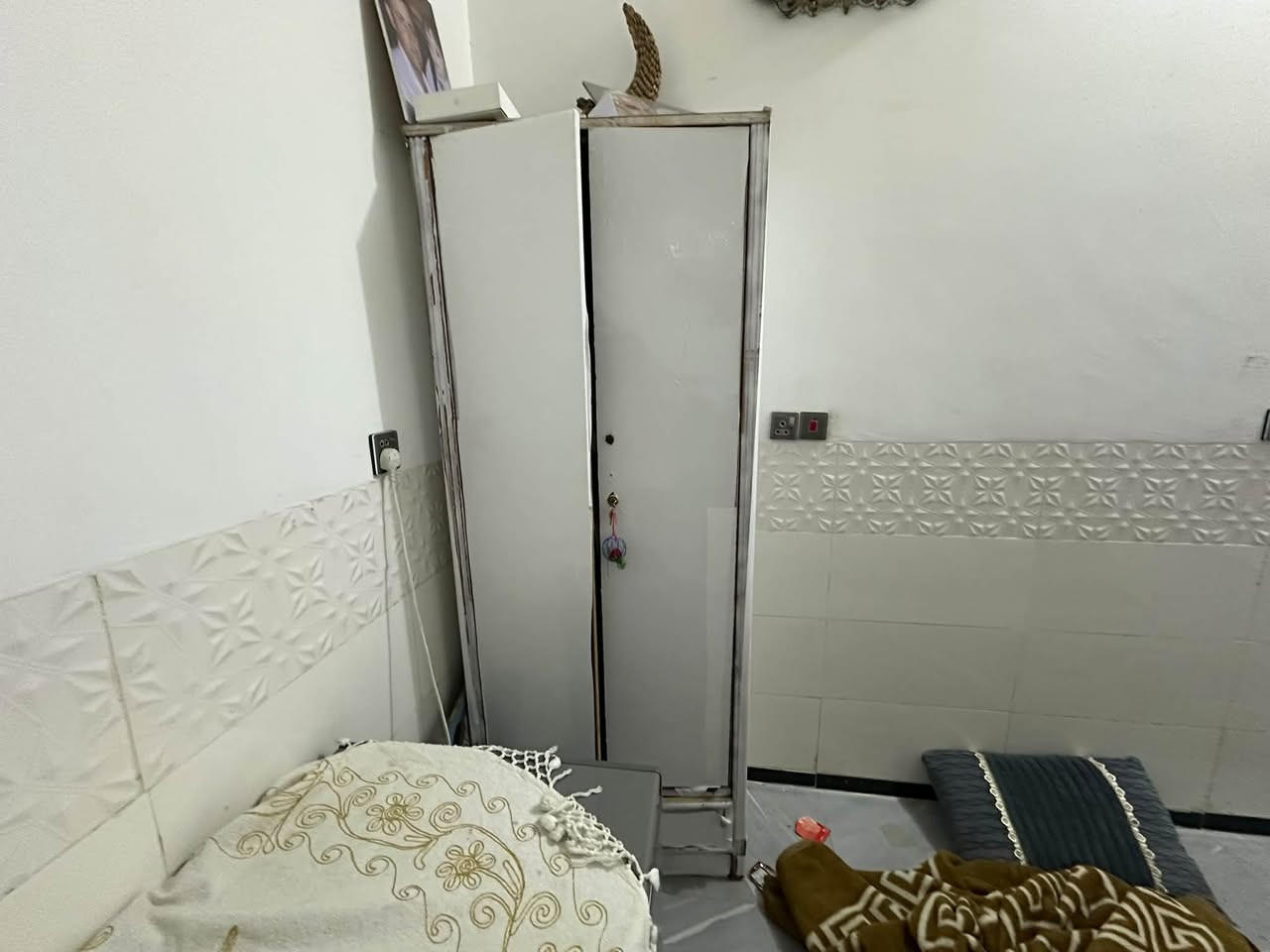 كنتور ٦ بيبان ٢خانات ٦خانات فوك
زاويه بابين وخانه ١جوه كنتور ١٢٥ بي مجال 
زاويه ٤٥ بكاني رشاد قرب فلكه حجيً مهدي كناني وتساب ***********

نص مكتوب في الصور:
- ٢,٣ متر
- ٤٤ سم
- ٢,٠٣ متر
- المستوى
- القياس