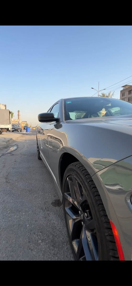 السلام عليكم
جارجر لون سمنتي خليجي وكاله هارلم 
عداد مسافه 21 الف ميل  كفاله عام عدا تكحيل 
الدعاميه الخلفيه ورصعه صغيره سياره فول عدا الرادار  
سياره حلوه ومغلفه ppf مكان بغداد باسمي السياره 
***********
