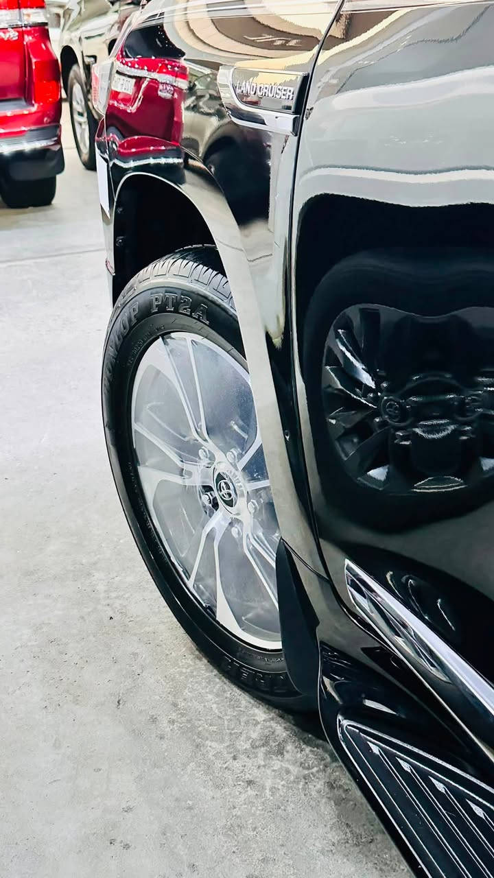 تويوتا لاندكروزر  2021 GXR (Grand Touring – SAS)
 (باب أول – شركة SAS) 
السيارة على وضعها البلدي (أصلية بالكامل)
بدون صبغ، بدون بارد، بدون تبديل، بدون رمل
دعاميات ولحيات بشرط وكالة مغلفه PPF 
كفالة عامة من كلشي
محرك بشرط 
4 تايرات دنلوب أصلية جديدة
سنوية + زنك + رقم كلها جديدة وجاهزة
جاهزة 100% بدون أي نقص
المواصفات (فل فل 1/1)

🟪 السعر  :: اتصل 

فتحة سقف
بصمة تشغيل + أبواب (2 بصمة)
تشغيل عن بعد
صندوق شفط (كهربائي)
3 شاشات
4 كاميرات
شحن وايرلس
كشنات جلد + كشنات كهرباء (كشن السائق 3 دكم)
ثلاجة
نظام ECO
حساسات أمامي وخلفي
مرايا شفط + طي أوتوماتيك
لايت LED + زينون بلادي
داخل بيجي
ستيرن تحكم  

للبيع او مراوس 

مكان بغداد 

*********** // ***********📞

