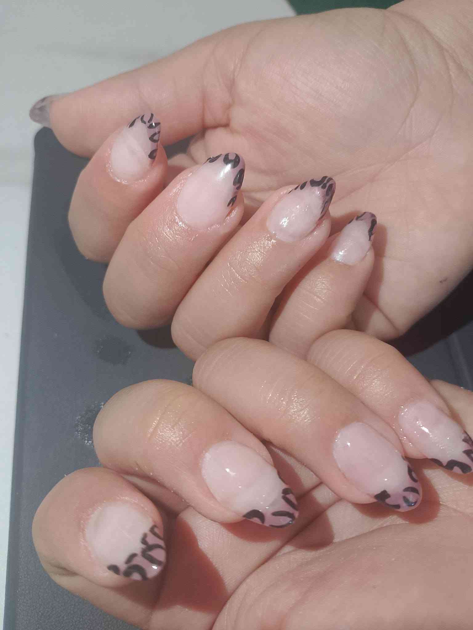صالون باندا باداره ألماكيرا نوده 
تاتو25
حفافه5
تنضيف بشره10
بدكير قدم10
اكرلك 25
جلش قدم15
العنوان حي العباس يم مولده صدام نهايه الحولي جم ليدي فتنس

نص مكتوب في الصور:
- صالون باندا - الماكيرا نوده صالون تجميل نسائي . عناية وجمال . مكياج احترافي عرض خاص . لمدة يومين فقط عرضنا المميز فقط ب 25 ألف فقط تنظيف بشرة عناية عميقة ونضارة للبشرة بدكير قدم ترطيب وتقشير وتجميل الأقدام حفافة حفافة حواجب بدقة واحترافية *********** كربلاء - حي العباس للحجز والاستفسار . يرجى التواصل عبر الهاتف . العرض صالح ليومين فقط
- صالون باندا - الماكيرا نوده للتجميل والمكياج الاحترافي عروضنا الخاصة عرض 1 مكياج + تسريحة 35 ألف تجميل كامل + تسريحة راقية عرض 2 مع عدسات ورموش 50 ألف عدسات + رموش طبيعية فاخرة مكياج تسريحة رموش عدسات كربلاء - حي العباس *********** للحجز والاستفسار - مواعيد يومياً من 10 صباحاً حتى 8 مساءً
- صالون باندا _الماكيرا نوده_ معالج شعر جلستين دفع والثالثة مجانا سعر الجلسة 25 ألف عناية مكثفة للشعر ترطيب و تغذية و نعومة كربلاء - حي العباس *********** حجز موعد . نتائج مذهلة . عناية احترافية