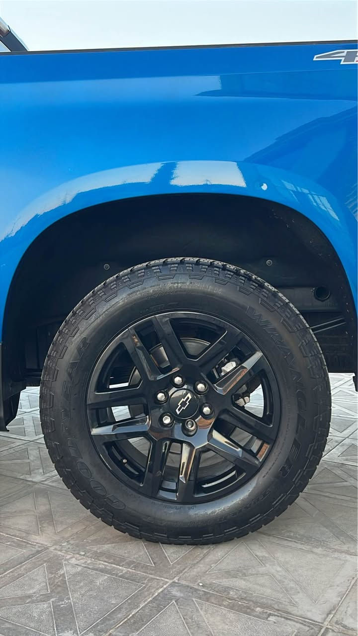🚘 شفروليه سلفرادو RST 2024

المحرك والدفع

🔥 مكينة 5.3L V8 بقوة 355 حصان
⚙️ گير أوتوماتيك 10 سرعات
🛞 دفع رباعي 4×4

الداخلية والراحة

💺کرسی کهربای
❄️ تحكم بالمناخ
🛻 باب کبیر بودی قصیر

التقنية والترفيه

🖥️ شاشة لمس 13.4 إنچ
📊 شاشة عدادات رقمية 12.3 إنچ
📱 تدعم Apple CarPlay وAndroid Auto
🎵 نظام صوت Bose Premium
📷 كاميرا خلفية HD
🔑 تشغيل عن بُعد

أنظمة الأمان والمساعدة

🅿️ حساسات بارك أمامية وخلفية
🚨 تحذير من الاصطدام الأمامي
🛑 فرملة طوارئ أوتوماتيكية
🛣️ مساعد الحفاظ على المسار
🔆 هاي بيم أوتوماتيكي

الشكل الخارجي

🛞 ويل ألمنيوم
🖤 ستايل رياضي RST

📍 الممشى بس 12 ألف ميل 🔥
✨ نظيفة كلش وممشاها قليل

🔄 أكو تبديل وبدل حسب السيارة

📞 ***********
📞 *********** أربيل, العراق

