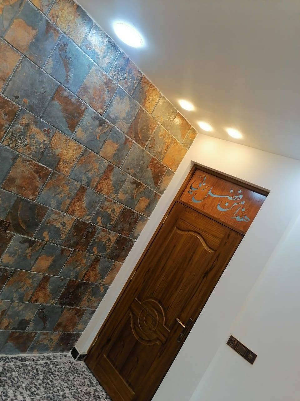 السلام عليكم بيت بالسريدات الجديده المربع الأول شارع أسواق الشورجة مساحة50 متر ٣ طوابق خدمات عدد ٢ ٣غرف نوم كامل ما بي أي نقص مثل ما موضح للايجار للإستفسار *********** بي واتساب
