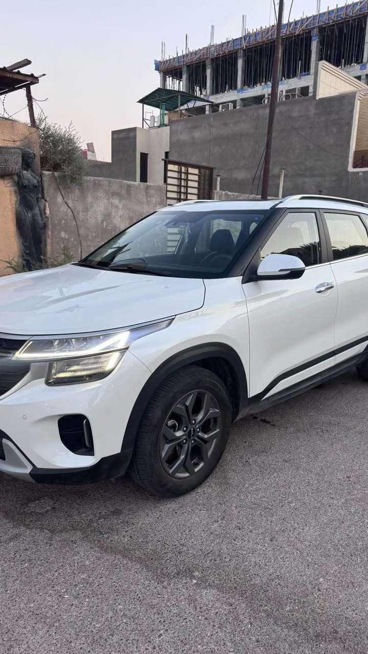 🚘 Kia Seltos SX 2025

🔹 الموديل: Kia Seltos SX
🔹 سنة الصنع: 2025
🔹 المحرك: 1.6 لتر Turbo
🔹 القوة: 195 حصان
🔹 ناقل الحركة: أوتوماتيك 8 سرعات
🔹 الدفع: AWD دفع رباعي

✨ المواصفات والتجهيزات

• شاشة 10.25 إنش
• شاشة عدادات رقمية 10.25 إنش
• Apple CarPlay
• Android Auto
• نظام صوت Bose Premium
• شحن لاسلكي للهاتف
• Smart Key دخول ذكي
• تشغيل زر
• مقاعد جلد
• مقعد السائق كهربائي
• تبريد المقاعد الأمامية
• فتحة سقف كهربائية
• مكيف أوتوماتيك
• مقود رياضي Flat Bottom
• Ambient Lighting إضاءة داخلية
• مصابيح أمامية LED
• مصابيح خلفية LED
• جنوط 18 إنش
• مرايا كهربائية
• إشارات انعطاف بالمرايا
• زجاج خلفي مظلل
• باب خلفي كهربائي

🛡️ أنظمة الأمان

• رادار أمامي
• كاميرا خلفية
• حساسات ركن
• مثبت سرعة ذكي
• نظام المحافظة على المسار
• نظام متابعة المسار
• مراقبة النقطة العمياء
• تحذير حركة المرور الخلفية
• نظام التحذير ومنع الاصطدام الأمامي
• كشف المشاة والدراجات
• Highway Driving Assist
• مراقبة ضغط الإطارات
• وسائد هوائية متعددة
*********** البصرة, العراق

