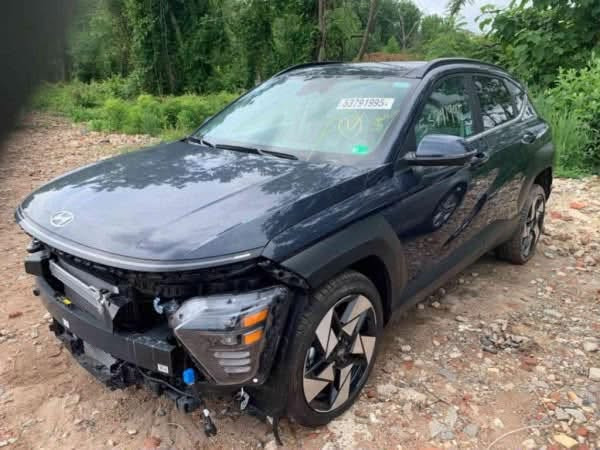 🔥 HYUNDAI KONA 2025 | 1.6 TURBO AWD | FULL OPTION 🔥
🚨 فرصة نادرة لمحبي الكونا الرياضية – وارد أمريكي

📍 الموديل: Hyundai Kona 2025
⚙️ المحرك: 1.6 Turbo
🚘 الدفع: AWD / 4WD
🛣️ الممشى: 620 ميل فقط
🇺🇸 الوارد: أمريكي
🎨 الحالة: بدون صبغ، مع تكحيل احترافي بسيط جدًا بالباب الأمامي الأيمن.

✨ مواصفات وتجهيزات عالية جدًا:

• جنوط 19 إنج
• إطارات أصلية
• بانوراما
• داخلية جلد أبيض
• كشنات أمامية كهربائية
• تبريد + تدفئة للكشنات الأمامية
• تدفئة ستيرن
• Paddle Shifters
• أوضاع قيادة متعددة
• شاشة كبيرة
• Apple CarPlay + Android Auto
• إمكانية عرض الفيديو على الشاشة حسب النظام
• نظام صوت عالي الجودة – 8 سماعات
• كاميرات 360°
• رادارات وحساسات أمامية وخلفية
• مراقبة النقطة العمياء
• كاميرات جانبية مرتبطة بالإشارات
• اصطفاف ذاتي
• تشغيل عن بُعد
• فتحة صندوق كهربائية
• شحن لاسلكي
• USB أمامي وخلفي
• أوتو هولد
• هاند بريك كهربائي
• نزول منحدرات
• إضاءة داخلية Ambient قابلة للتغيير
• أوتو لايت + أوتو عالي
• أنظمة المحافظة على المسار
• مثبت سرعة تفاعلي
• أنظمة منع التصادم والحماية
• نظام حماية من فتح الباب عند اقتراب مركبة من الخلف/الجانب
• نظام مراقبة وحماية متقدم
• عزل حراري UV
• زجاج بانوراما
• تحكم مناخي منفصل للسائق والراكب
• أوامر صوتية
• نظام Air Cleaner
• أنظمة Eco / Sport وغيرها من أوضاع القيادة.

🔧 وبكل شفافية:

السيارة تعرضت لحادث أمامي بالجهة اليمنى، وتم إصلاحها بقطع أصلية، منها:
✔️ الدبل أصلي
✔️ الشمعة أصلية
✔️ ويل كب أصلي
✔️ إطار أصلي
✔️ القطع المتضررة تم استبدالها بأصليات
✔️ الضرر الخارجي محدود جدًا
✔️ لا يوجد صبغ بالسيارة، فقط تكحيل بسيط بالباب الأمامي الأيمن
✔️ جميع التفاصيل مثبتة بالفحص.

💎 السيارة نظيفة جدًا وممشى 620 ميل فقط، ومواصفاتها أعلى من الكونا الاعتيادية الموجودة بالسوق.

📑 الفحص موجود والسيارة جاهزة للفحص من قبل المشتري بأي مكان يتفق عليه الطرفان.

📞 للمعلومات والسعر والتواصل:
[***********
***********
السعر ١٩٥ ورقه وقابل للتفاوض يعني ١٩٥٠٠$ ]
السياره زيرو فول وارد امريكي بدون صبغ ولا تبديل بالقطع

⚠️ للجادين فقط — السعر قابل للنقاش بالمعقول بعد المعاينة والفحص.
