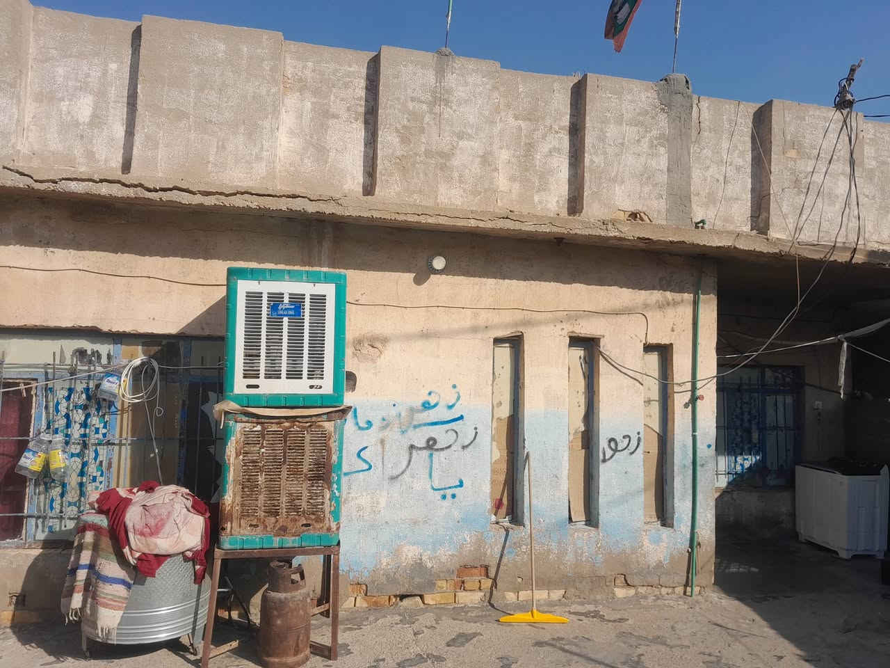 بيت للبيع طابو صرف مساحه ٢٥٥ عنوان الزبيديه حي العسكري بالقرب من بيت غيدان غرفتين نوم وصاله واستقبال وحمامات كامل للعلم انا مكلف بالنشر للستفسار التصال***********
