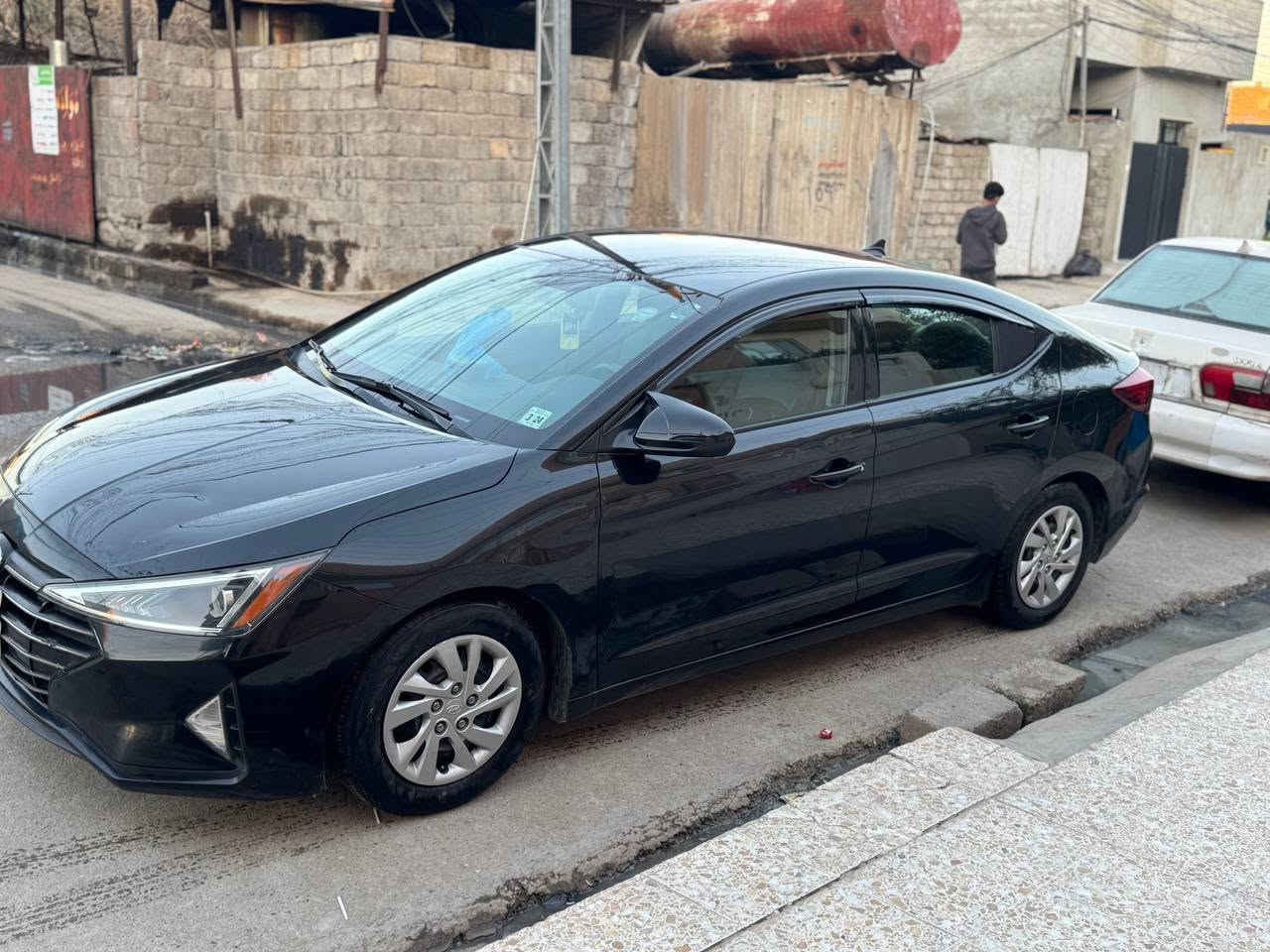 اللنترا ٢٠١٩ 
كلين بدون صبغ 
محرك كير شرط كابون  بانزين 
تبريد شرط ثلج
السيارة جاهزة بدون نقص 
السعر ١٢٥ مجال بسيط
***********
