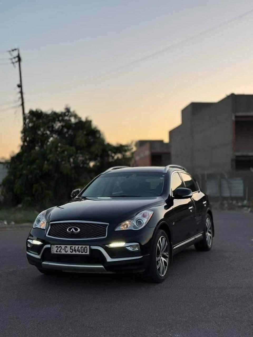 انفينيتي QX50 موديل 2017 .
هاي كل المواصفات التفصيلية على شكل نقاط 👇

المحرك والأداء
المحرك: V6 سعة 3.7 لتر تنفس طبيعي
القوة: 326 حصان
العزم: 361 نيوتن-متر
ناقل الحركة: اوتوماتيك 7 سرعات
نظام الدفع: دفع كلي AWD ستاندرد
التسارع 0-100 كم/س: 6.8 ثانية
السرعة القصوى: 232 كم/س

الأبعاد والسعة
الهيكل: SUV كروس اوفر 5 ابواب
عدد المقاعد: 5 مقاعد
الوزن: 1780 - 1797 كغ
سعة خزان الوقود: 80 لتر
سعة الصندوق: 309 لتر - 1175 لتر عند طي المقاعد

الوقود والاستهلاك
نوع الوقود: بنزين
الاستهلاك المختلط: 8.5 لتر/100كم
الاستهلاك داخل المدينة: 10.8 لتر/100كم
الاستهلاك على الطريق: 7.2 لتر/100كم

المواصفات الخارجية والداخلية ستاندرد
الجنوط: المنيوم قياس 18 إنش
الاضاءة: LED امامية نهارية + LED خلفية
المرايا: كهربائية بنفس لون الهيكل
المقاعد: جلد فاخر، كهربائية 8 وضعيات
عجلة القيادة: جلد، متعددة الوظائف، قابلة للتعديل
الدخول والتشغيل: بدون مفتاح Keyless
فتحة سقف: موجودة
الزجاج: كهربائي

التقنيات والترفيه
النظام الصوتي: Bose مع 11 سماعة + مشغل CD + MP3
الشاشة: 7 انش ملونة مع نظام ملاحة DVD
الاتصال: بلوتوث + USB + AUX
الكاميرا: كاميرا رؤية خلفية + حساسات ركن
نظام تنقية الهواء: ينظف الهواء بنسبة 99%

الأمان
الوسائد الهوائية: 6 وسائد هوائية
نظام الثبات: Stability Control
فرامل: ABS + توزيع الكتروني للفرامل
فرامل امامية/خلفية: اقراص مهواة

ملاحظة مختصره /
السياره كفالة عامة فقط باب خلفي كلير 
تحويل او وكالة مباشر بااسمك
رقم اربيل سنويه جديدة

للبيع والمراوس 
السعر 125 وبيها مجال 
مكانه ديوانية 
***********
