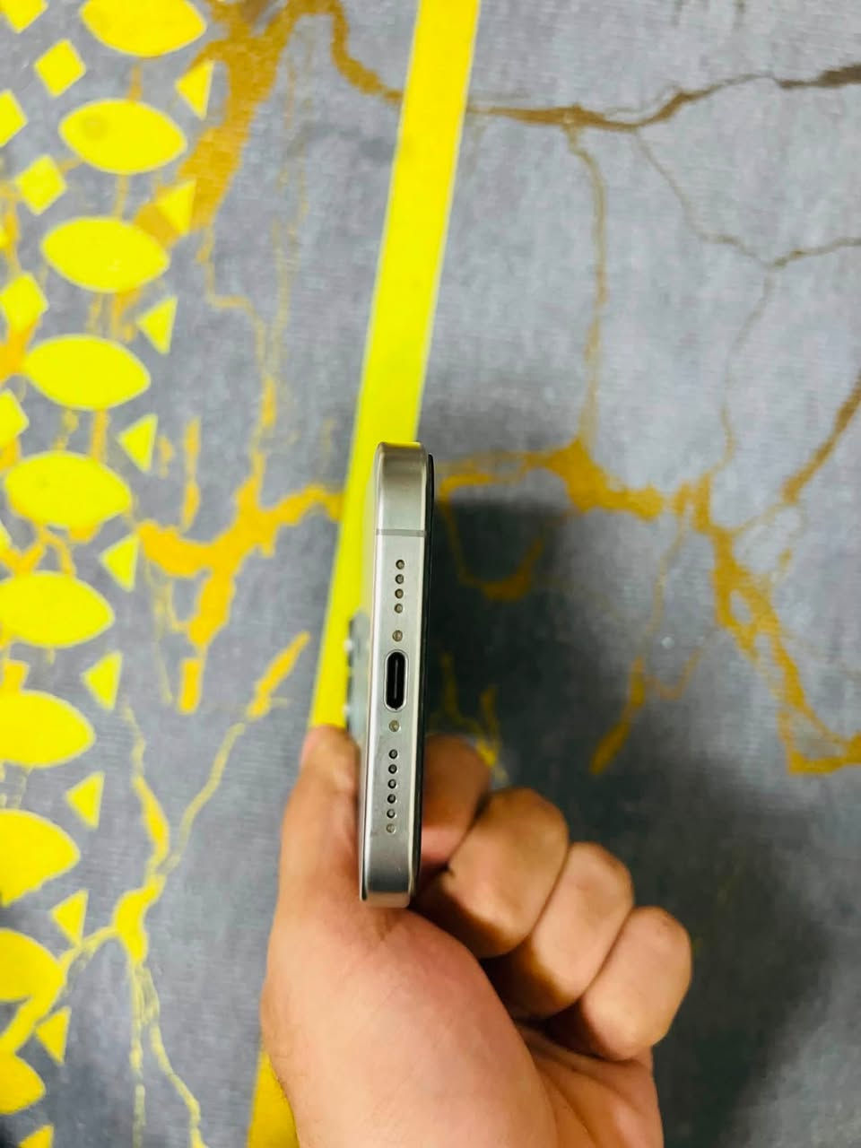 للي يدور جديد ومكفول للأخير..
. (iPhone 15 Pro Max) ايفون 15 برو ماكس

الذاكرة: 256 جيجابايت.

النسخة: عربي شرق أوسط رسمي.

اللون: فضي تيتانيوم مميز وفخم.

النظافة: 100% زلغ واحد مابي أخو الجديد تماماً 

الجهاز نورمل وممفتوح نهائياً وكلشي ممبدل بيه.

البطارية:100‎ ‎% ما معلايه 

دورات الشحن :616

السعر: 1,125,000 دينار عراقي 

المكان: [ بغداد الشعلة ]

 للتواصل: [ *********** ]
