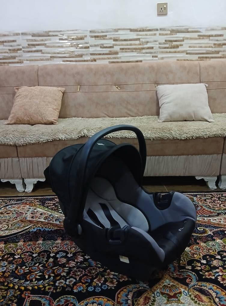 کاریکۆت و کورسی ناوسەیارە بۆ مناڵ ئەوروپیە ،  زۆر تازە و بێعەیبە ، قایشی بەستنەوەی هەیە، ڕائەژەندرێت و ئەتوانی بۆ ناوسەیارە و بۆ هەمو شوێنێک بیبەیت ، دەسکەکەی دائەدرێتەوە ، کەپرەکەشی دائەدرێتەوە ، لەتازەلەدایک بوەوە بۆیئەبێت تا نزیکی دو ساڵی 
سعریشی زۆر گونجاوە قفڵی 15 هەزارە 
سلێمانی ، گەیاندن*********** السليمانية, العراق
