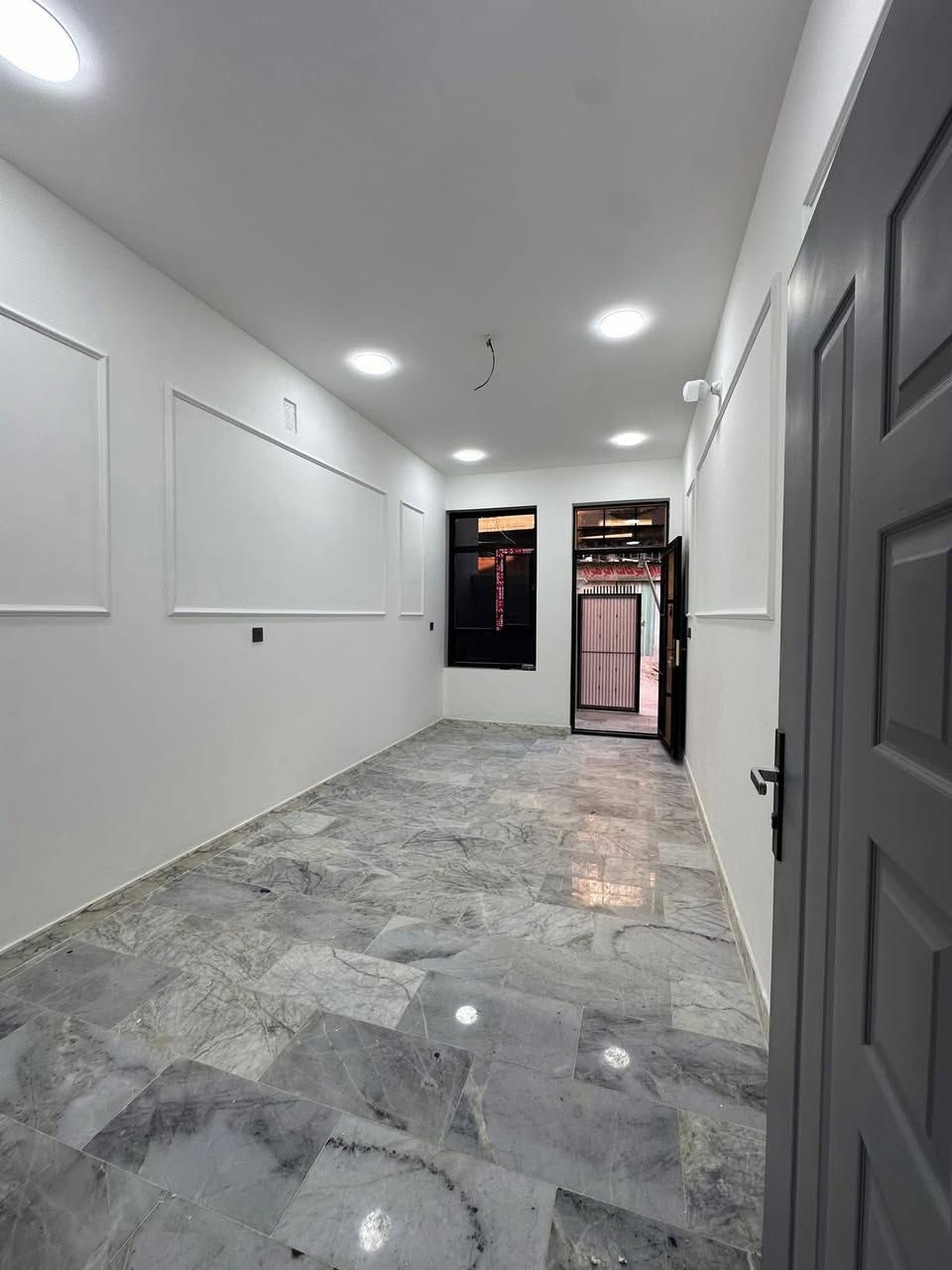 مشتمل للبيع مساحة ٨٦ م
مدخلين 
يحتوي على #استقبال #مطبخ #٣غرف #خدمات
الموقع #الشعب شارع عدن مقابيل مطعم حجي عادل بظهر الشارع العام
للأستفسار آكثر الأتصال على الأرقآم
***********
الأخوين للوساطة العقارية
