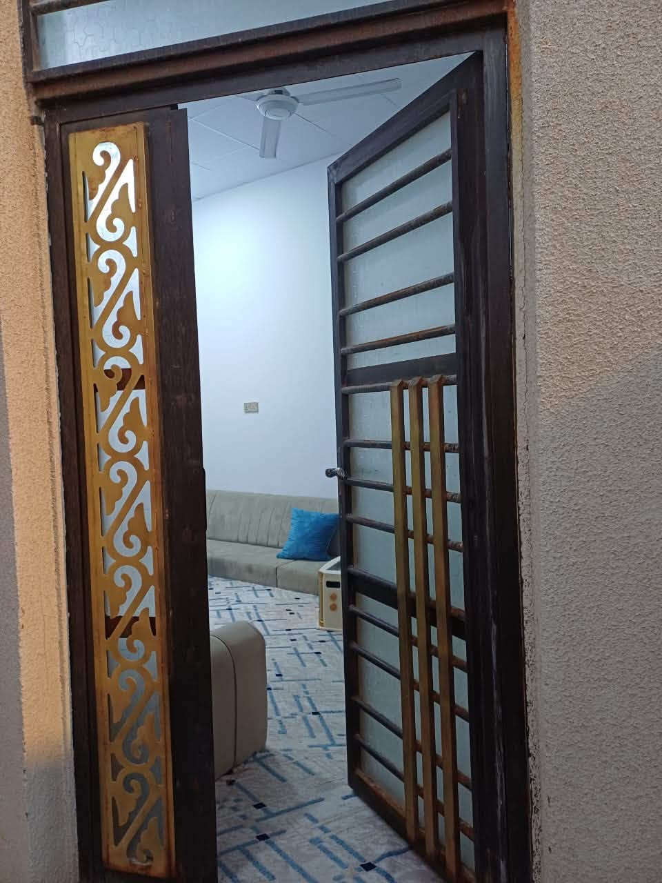بيت وقف شيعي في منطقه ابو الجوزي يبعد 200 متر عن الشارع الداخلي المساحه 120 متر السعر 55 
  يتكون ديوانيه وهول وغرفه ومطبخ وحمامات داخليه وخارجيه ***********
