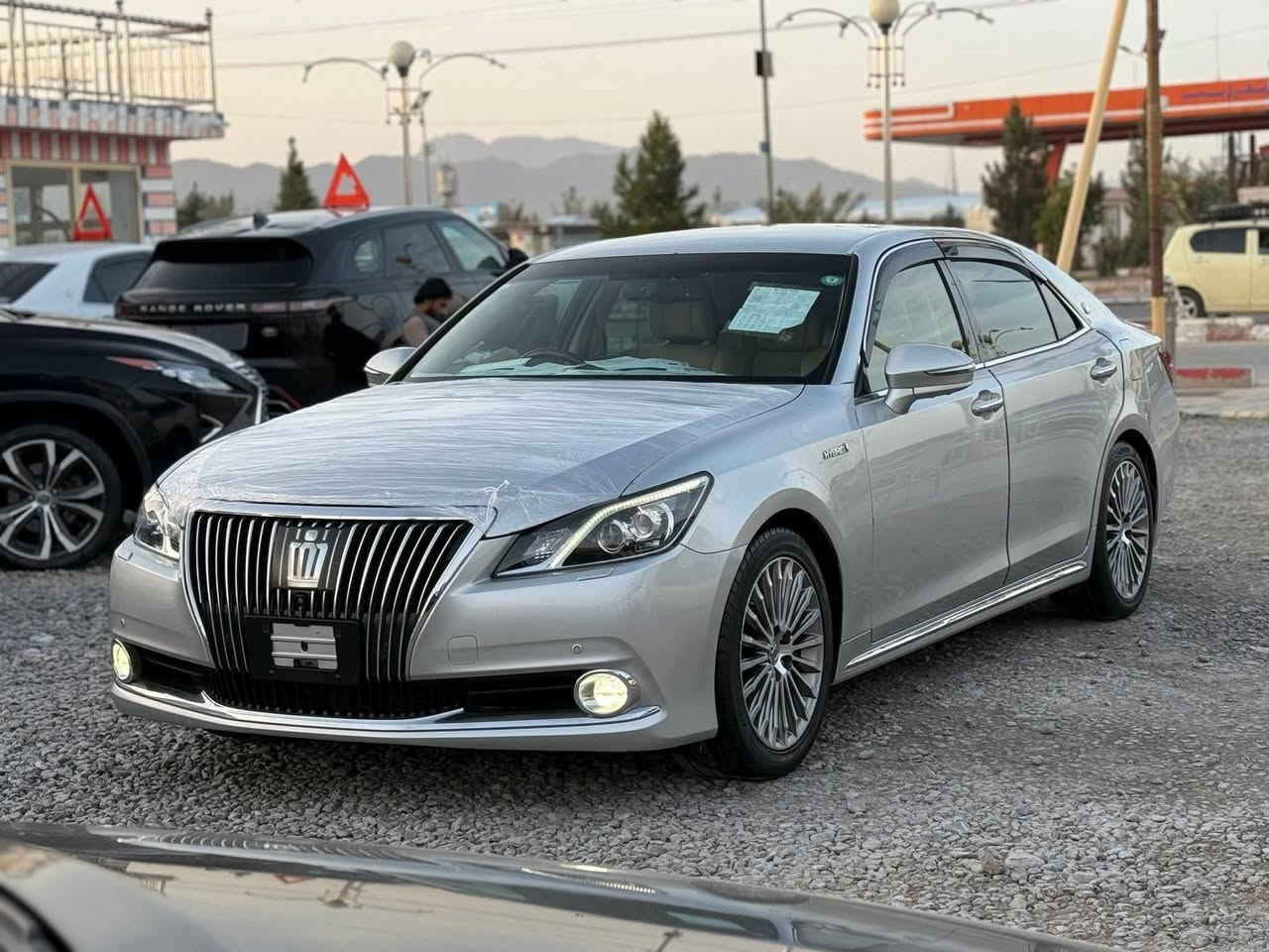 ماشااللە
تۆیۆتا کراون ماجێستا (Toyota Crown Majesta)S210
2018

​سیستەمی هایبرید Hybrid oil powar
تێکڕای هێزی بزوێنەر و ماتۆڕە کارەباییەکە نزیکەی 338 ئەسپە (343 PS).
لایپی پێشەوەی LEDی زیرەک (Adaptive LED headlights) و لایپی دواوەی تایبەت بە مۆدێلی ماجێستا.
کوشنی جڵدی کوالیتی بەرز لەگەڵ سیستەمی گەرمکردن و ساردکردن بۆ کوشنەکان.
دوو شاشە لە ناوەڕاستی دەشبۆرد (شاشەی زانیاری و شاشەی کۆنتڕۆڵی سیستەمی هەوا و ئۆدیۆ
ناوەوەی ئۆتۆمبێلەکە بە ئاستێکی زۆر بەرز لە دەنگ و ژاوەژاوی دەرەوە دابڕێنراوە
سەرجەم سەنسەرەکان: سەنسەری پێشەوە و دواوە لەگەڵ کامێرای دواوە و هەندێک جۆریان کامێرای 360 پلە.

کۆنتڕۆڵی خێرایی زیرەک (Adaptive Cruise Control
فووول فووول سەیارەکە ساخە
تەنانەت محەوەریش نیە
نەوەتازەکانی کراون لە خزمەتی کوردایە
شوێن جەمجەماڵ 
ڕەقەم ***********

نص مكتوب في الصور:
- ***********790001948