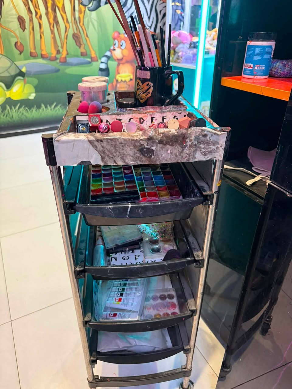 فرصة استثمارية داخل BDC Mall ✨
بيع بوث بمساحة 2×2 متر، في الطابق الثالث 
مخصص لخدمات:
🎨 الرسم على الوجه للأطفال
🌿 نقش الحنة على اليد
✨ الگلتر 
🌈 بيع البالون 
!! للعلم البوث مجهز بگل أدوات الرسم 
( الالوان وفرش التلوين) 
+ ستيكرات حنة وأقماع الحنة…
+ بالوون🎈
+ جميع ألوان الگلترر🎗️
ويحتوي على ڤاترينا يمكن أستخدامها لأي أضافات داخل البوث. 🎀

📍 موقع مميز داخل المول، مناسب للعائلات ويشهد إقبالًا جيدًا.

💰 الإيجار الشهري: 250 ألف دينار.

للاستفسار والتفاصيل، يرجى التواصل على الخاص أو الاتصال بالرقم المخصص.
***********
