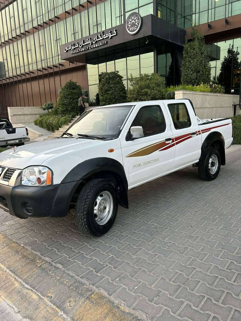 نیسان2008
 
دەبڵ ئەکسل 

دەبڵ ئەکسلی بەشەرت بێ عەیبە

ساغ 

مووس بڕاوە نییە 

کامل بۆیاخ کراوەتەوە لەسەر ساغی 
پێش و دوای کەپسە 
هەموو گیانی بەشەرت بێ تەقەو ڕەقە سەیارەکە زۆر تۆکمەیە ماڵی دۆستە ژم..*********** السليمانية, العراق

