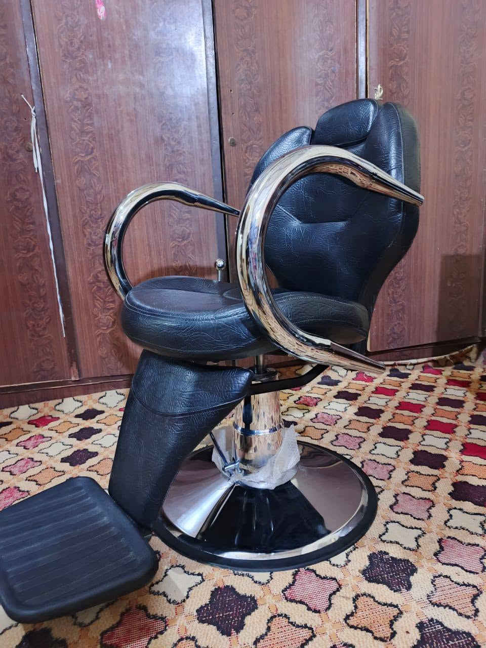 كرسي حلاقه جديد غير مستخدم للبيع 
***********
