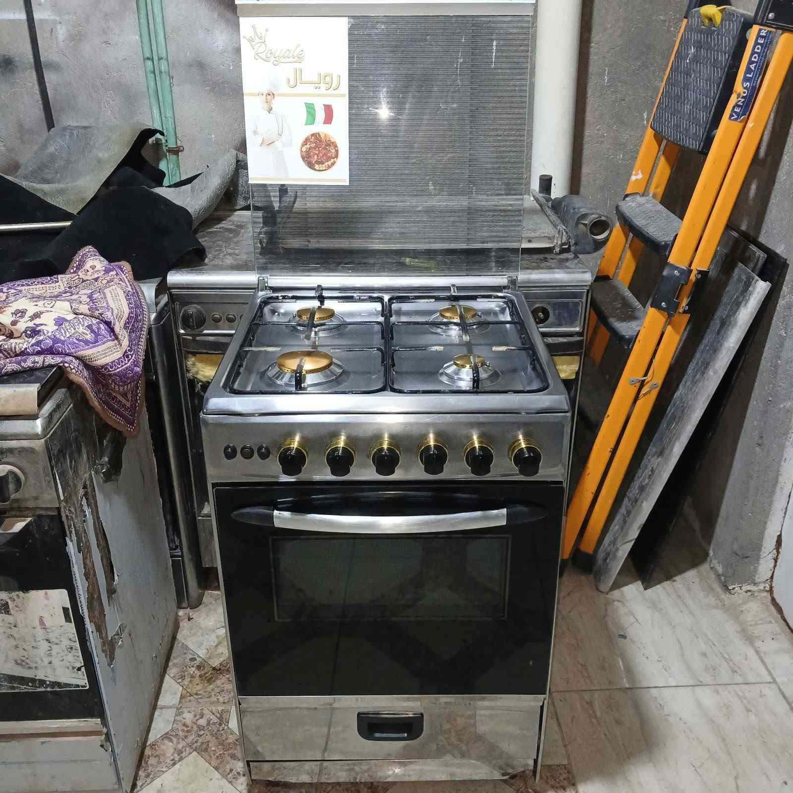 طباخ نوعيته رويال مصري شكل حديث ٤ مشاعل فرن دكمتين استيل شبيه جديد شرط أو شغال على فحص للبيع

نص مكتوب في الصور:
- Royale
- رويال