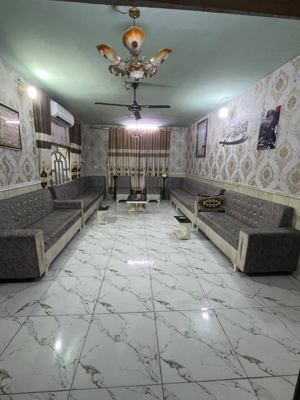 السلام عليكم

دار للبيع🏠 

المساحة:260م

الواجهة :١٣

النزال ٢٠

الموقع📍 بغداد /حي النصر /شارع انشائية حمزة المياحي  الفرع العاشر1️⃣0️⃣ 

جنس الأرض /طابو صرف سند بأسمي ✅

يحتوي البيت على 5️⃣غرف نوم ✅

+على استقبال وصالة ومطبخ ✅

وصحيات داخلية وخارجية ✅

وكذلك صحيات في الطابق الثاني ✅ 

و4 غرف نوم في الطابق الثاني ✅

البيت مرتفع عن الشارع ✅

ويحتوي على خطوط ماء عدد2 ✅ 

وكذلك على سبالت على عدد الغرف 

والمطبخ ايضاً ✅

يباع البيت مع الأثاث أو بدونه 

للاستفسار الاتصال على الرقم  أو واتس اب 

***********
