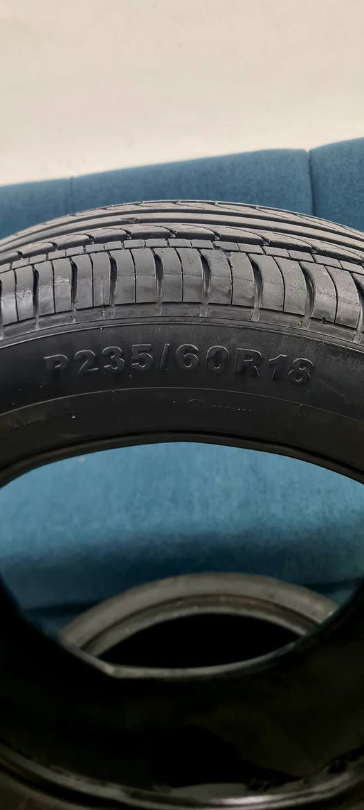 السلام عليكم 
#اخو_البلاش
تك واحد الحجم 235/60/18 
النظافة شوفت عينك خالي من اي فتيلة او ركعة 
السعر ٢٠ قفل
للاتصال ***********  متوفر واتس اب
