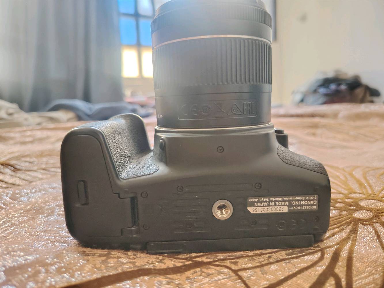 للبيع كاميرا Canon 850D الاحترافية + عدسة   85mm للبورترية والجودة العالية 
متوفر توصيل🚚

الكاميرا وحدها 700 الف
العدسة الاحترافية 400 الف
النظافة 95% 


المميزات :
كاميرا Canon EOS 850D (المعروفة أيضاً باسم Rebel T8i) تعتبر من أقوى كاميرات الفئة المتوسطة (DSLR) التي أطلقتها كانون.

جودة الصور والمعالج
 * المستشعر: بدقة 24.1 ميجابكسل من نوع APS-C (يقدم صوراً عالية التفاصيل ممتازة للطباعة والتعديل).

 * المعالج: DIGIC 8 سريع جداً في معالجة الصور وتحسين الأداء في الإضاءة المنخفضة.
 * حساسية الضوء (ISO): تبدأ من 100 إلى 25,600 (وتصل إلى 51,200 في الوضع الممتد).

نظام التركيز والتصوير السريع
 * نقاط التركيز (AF): 45 نقطة تركيز متقاطعة (Cross-type) لتتبع الأهداف بسرعة ودقة عبر الشاشة أو المنظار.

 * التركيز البؤري التلقائي: تقنية Dual Pixel CMOS AF تضمن فوكس سريع جداً وسلس أثناء تصوير الفيديو.

 * تتبع العين والوجه: دعم ميزة Eye Detection AF للتثبيت على عين الشخص أثناء التقاط البورتريه أو الفلوجات.

 * سرعة التصوير المتتابع: تصل إلى 7 إطارات في الثانية (7 fps)، ممتازة لتصوير الحركة والرياضة.
تسجيل الفيديو

 * دقة 4K: تصوير فيديو بدقة UHD 4K حتى 24/25 إطار في الثانية.

 * دقة Full HD: تصوير بدقة 1080p حتى 60 إطار في الثانية للقطات الانسيابية.

 * التثبيت الرقمي: مثبت رقمي مدمج 5-Axis Digital IS لتقليل اهتزاز الفيديو عند التصوير باليد.

 * فيديو عمودي: تدعم تصوير الفيديو بالطول المباشر لتسهيل رفعه على منصات التواصل الاجتماعي.

الشاشة والتصميم والاتصال
 * الشاشة: متحركة بالكامل (Vari-angle) وتعمل باللمس بحجم 3.0 بوصات (مثالية للتصوير بزوايا صعبة أو صناعة محتوى الفلوج).

 * عجلة تحكم ثنائية (Dual Dials): تحتوي على عجلة خلفية إضافية تسهل التحكم السريع بفتحة العدسة وسرعة الغالق.

 * الوزن: خفيفة ومريحة للاستخدام الخارجي والفرامات الطويلة (حوالي 515 جرام).

 * الاتصال: مدمجة بتقنيات Wi-Fi و Bluetooth لنقل الصور فوراً للموبايل أو التحكم بالكاميرا عن بُعد.

 * المنافذ: تحتوي على منفذ مايكروفون خارجي (3.5mm) لتركيب مايك احترافي.