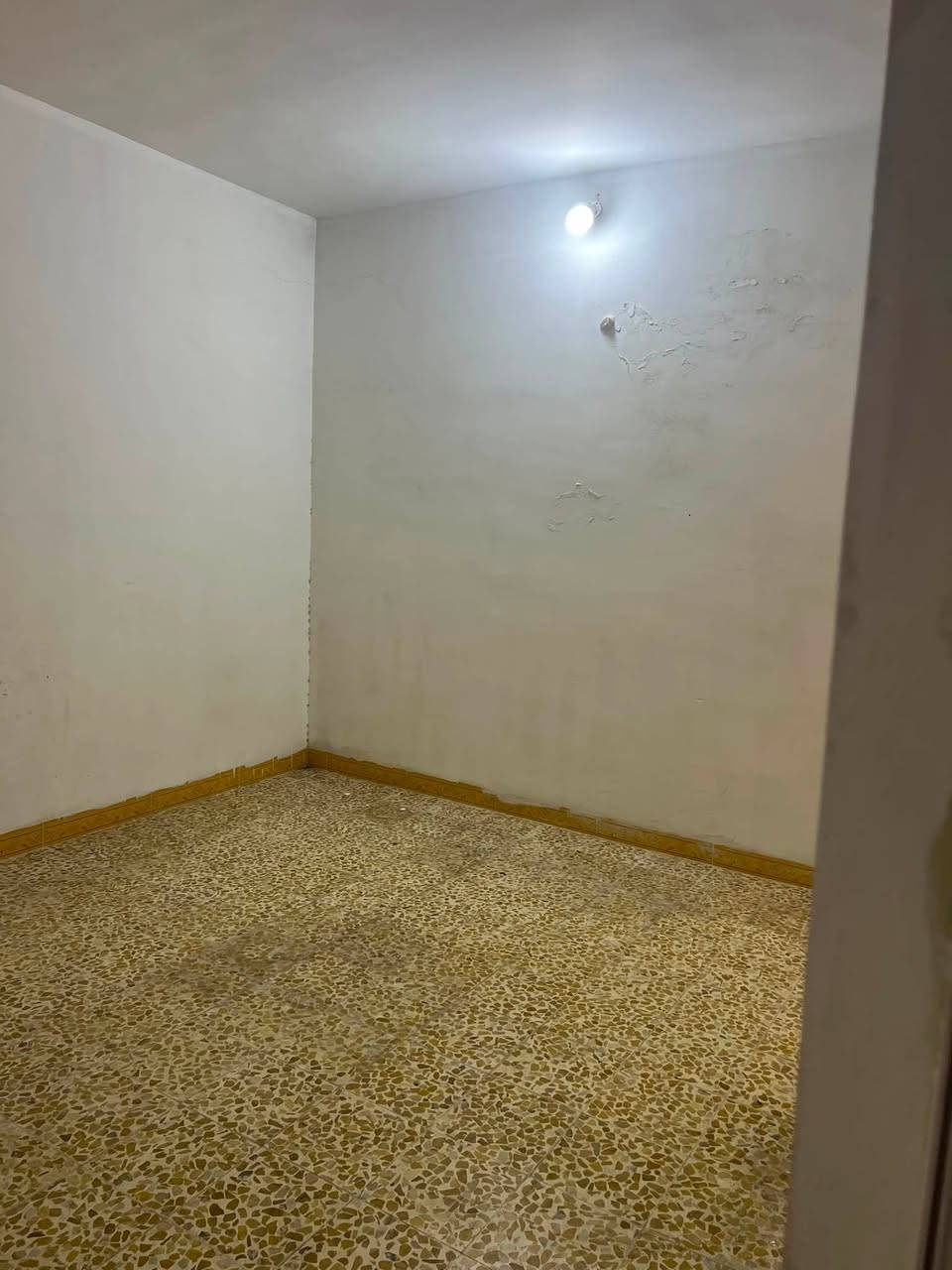 السلام عليكم 🫡 بيت 🏠 للإيجار في حي عدن غرفه هول صحيات واستقبال بيتونا سطح التواصل مع مكتب صفوان السنجاري في شقق الخظراء او على الارقام التالى *********** اسيا ***********
