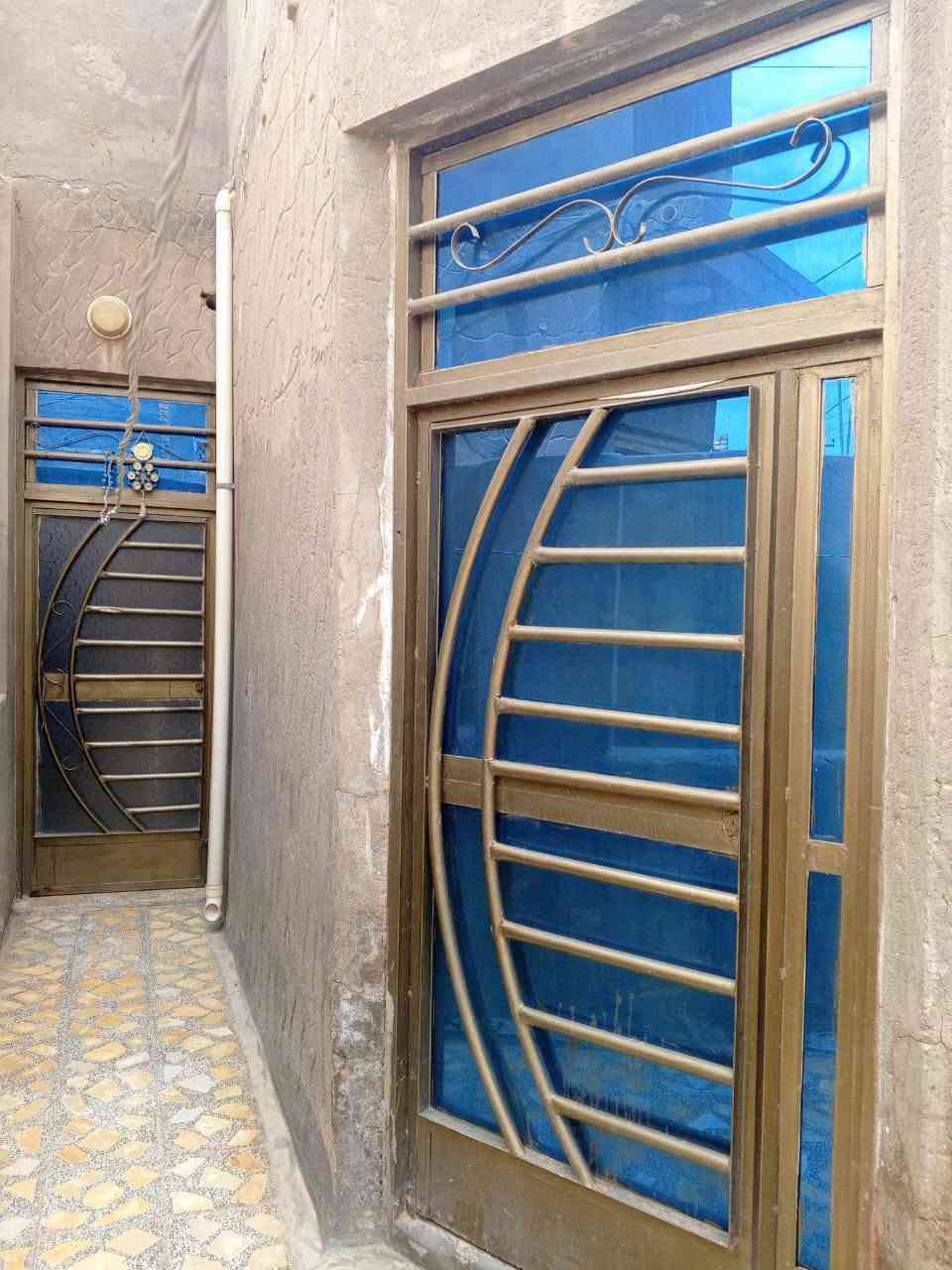بيت للبيع حي الفرات مساحه ١٠٠ متر الواجه ٤ ونص طابقين عكاده قريب شارع المستوصف الاستفسار ***********
