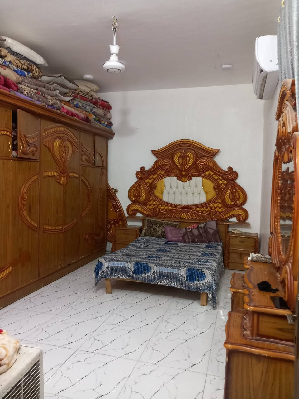بيت البيع على حوالي مقابل شارع ٣٠.   ١٥٠ متر طابو غرفه وصاله ومطبخ وديوانيه والقاط ثاني غرفتين وصال فرمستون ماي وكهرباء ومجاري بلوك عكاده القاط ثاني عوزه الباخ وبياض سعر ٤٦ تكدر تسحب علي سكان عل قاط ثاني ستفسار *********** ***********
