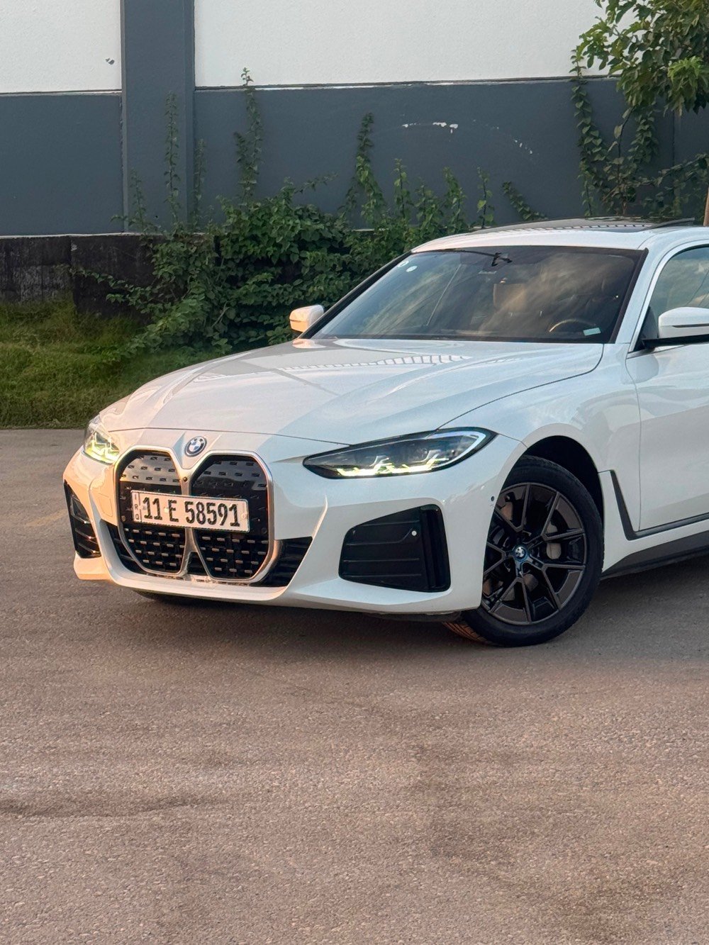 السلام عليكم 
bmw 2024 
كهرباء فول الكترك 
قطعتين صبغ 
بدون دواخل
رقم بغداد 
265 $
***********
شنو الموديل الكامل بالضبط للـ BMW؟ يعني i4 لو iX لو موديل ثاني، وشكد المواصفات/الفئة؟: 
i4 e35
شكد الممشـى الفعلي للسيارة، ووضع البطارية شلون من ناحية الصحة والمدى؟: 
15 الف 
جيد جدا
وين موقع السيارة حالياً بالعراق حتى المشتري يعرف وين يجي يفحصها؟: 
بغداد / اليرموك او الكاظمية
السعر 265$ نهائي لو بيه مجال بسيط، ومنو يطلب الفحص قبل الشراء؟: 
مجال بسيط