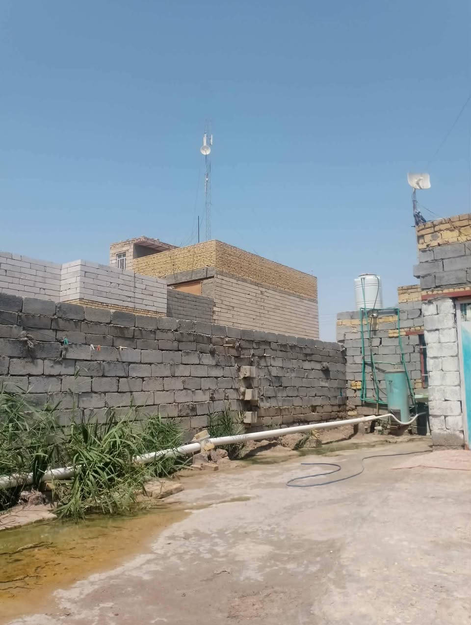 السلام عليكم بيت للبيع مساحته200.متر
بي غرفة نوم وحده، ومطبخ،وصالة جبيرة وحوش جبير وحمام جوه وحوش جبير الي ياخذه يعدل بي شوية الي عنده يرتبه احنه ماعدنه ونريد نبيع 29وبي مجال بي ماي وين ماجان، وكهرباء مكان،ناصريه سديناوية،قريب على شارع التبلط مو تجاوز،زراعي ويمنه ناس ساكنه وجاي تجي تبني يمنه،خوش ناس، بس احنه مستعجلين على بيعته لان نريدنه بيت زغير وهاذا الي عنده يعدل بي شوية ويسوي بي بيتونه ودوانية بالحوش لان حوش جبير،يحب يراسلنه على رقمنا هاذا،***********

