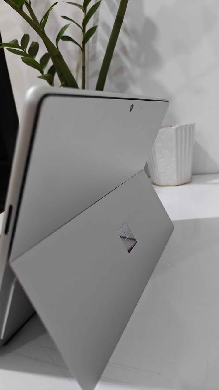 🌟 للبيع: أحدث جيل من سيرفس برو - Microsoft Surface Pro 11 (Copilot+ PC)

*اللون رصاصي
* المعالج: Qualcomm Snapdragon X Plus بـ 10 أنوية، مع وحدة NPU للذكاء الاصطناعي (أداء فائق وسرعة استجابة).
* الذاكرة (RAM): سعة 16GB LPDDR5x لأداء سلس في تعدد المهام.
* التخزين: 256GB SSD (فائق السرعة وقابل للإزالة/التطوير).
* الشاشة: شاشة لمس PixelSense Flow مقاس 13 بوصة، دقة 2.8K (2880x1920)، بمعدل تحديث 120Hz لتجربة بصرية فائقة السلاسة.
* البطارية: عمر بطارية استثنائي يصل إلى 14-15 ساعة من الاستخدام المتواصل.
* الكاميرا: كاميرا أمامية بدقة 1440p (Quad HD) وكاميرا خلفية 10MP تدعم تصوير 4K.
* الاتصال: يدعم أحدث تقنيات Wi-Fi 7 ومنفذي USB-C (USB4).
* نظام التشغيل: Windows 11 Pro الأصلي.
* خاصية Face-ID 
* الحالة : نظيف جدا بدون بوكس
* البطارية 🔋: مشحون 77 مرات

السعر : 
1- الجهاز فقط 1،300،000 مع حافظه UAG اصليه
2- مع كيبورد اصلي 1،450،000 مع حافظه UAG اصليه
3- مع كيبورد و قلم اصليات 1،525،000 مع حافظه UAG اصليه

* ضمان اسبوعين

للتواصل والاستفسار: ***********

https://t.me/epic_store2
------------------------------
ملاحظة للمشتري: الجهاز مثالي للمهندسين، المبرمجين، والطلاب، خاصة مع سهولة فكه وتطوير قرص التخزين فيه. بغداد, العراق
