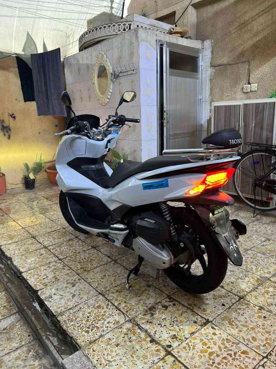 السلام عليكم
واتساب رقم اتصال فقط
دراجه Pcx if ياباني 
دراجه ناعمه جديده حلوه كلشي شغال مابيها اي نقص شوفت عينك تجوه مرايات 
المكينه جديده ناعمه برغي مامفتوح 
العنوان بغداد شهداء البياع 
الرقم ***********
السعر مليون و600ومجال
