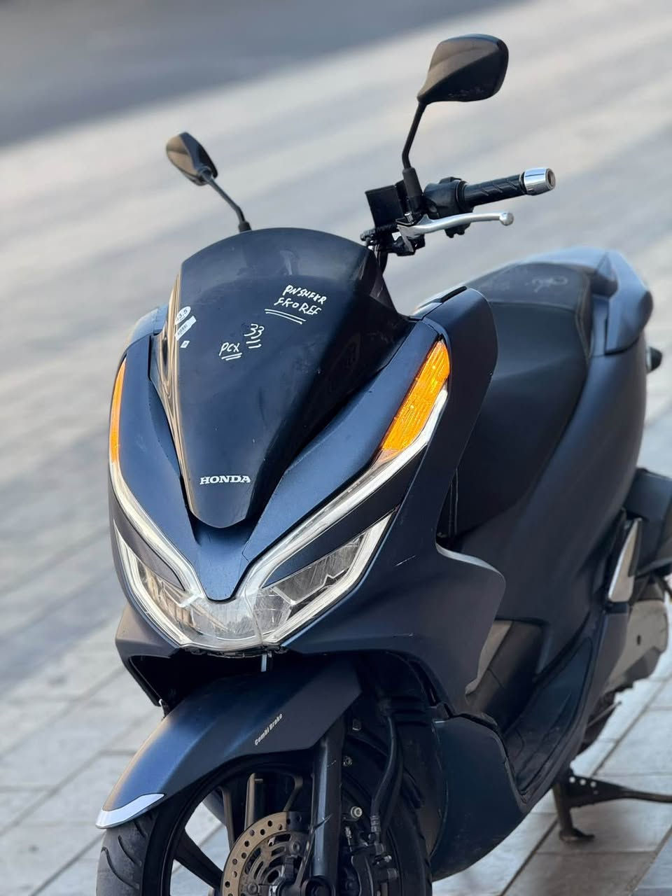 للبيع دراجه pcx  جيل ثالث بصمه الحديث  مكينه 150 حساس حرف A نوزل خطين ستان كهربائي ماشية18 الف زيرو الدراجه مال بيت حساس ازدحام دراجه جديده  حساس شلعه معدل خير من الله دراجه تتعب تكول جديده مال جناي  مكان بغداد الكرخ السعر مليون و900 وبيهه مجال والاستفسار *********** بغداد, العراق
