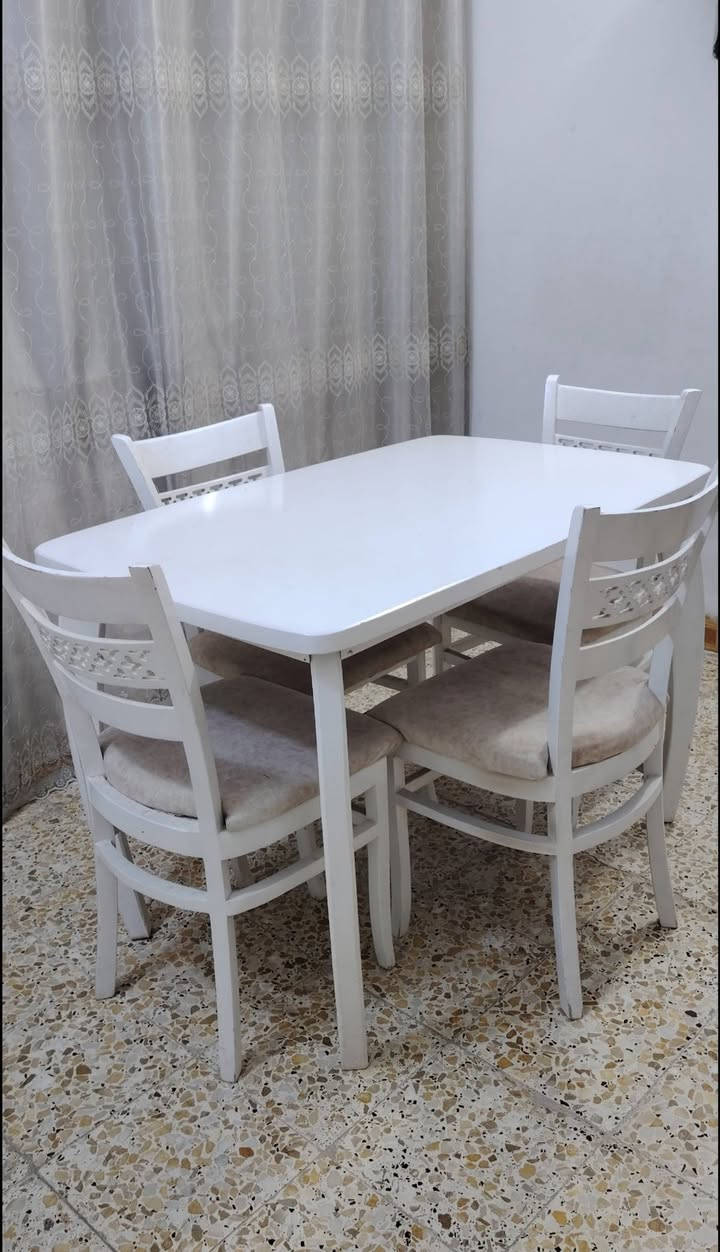 للبيع كنتور مال فراش سعره 300.والميز والكراسي ب100 وبيهم مجال.للاتصال ***********
