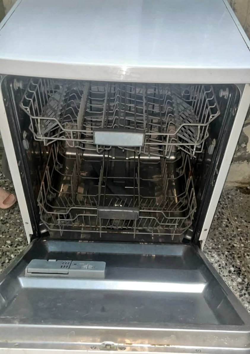 غسالة صحون +مكنسه  كهربائيه مع ملحقاتها نظيفات جدأ خلي سعر باليرضى بيه الله وتدللون المكان بغداد الرصافه ألشراي أتصال فقط غير متواجد عل فيس 
***********
