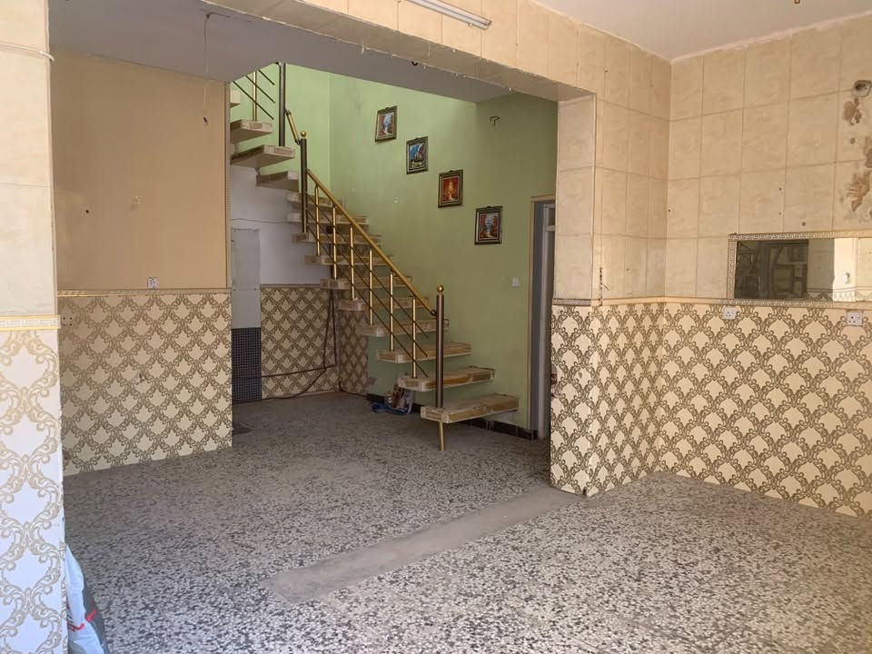 السلام عليكم
بيت للبيع المساحة 200 متر طابق ونص 
البناء طابوق كونكريت مسلح 
طابو زراعي سند 25 
طريق باب بغداد عمود 12 ، شارع السيدة نرجس ، حي الامامين 
يبعد عن الامام 5 دقائق بالسيارة 
للاستفسار الاتصال على الرقم :- ***********

